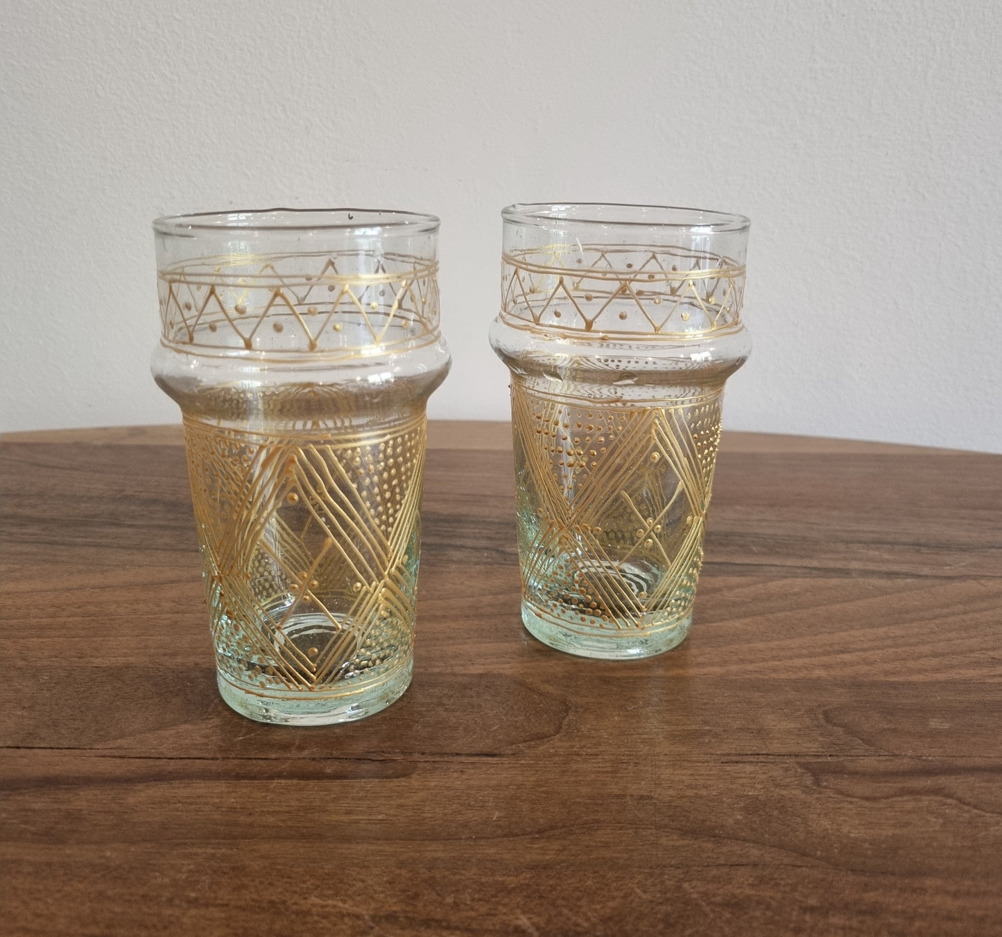 Un ensemble de six verres beldi marocains, mettant en avant des motifs élaborés et des couleurs vibrantes.