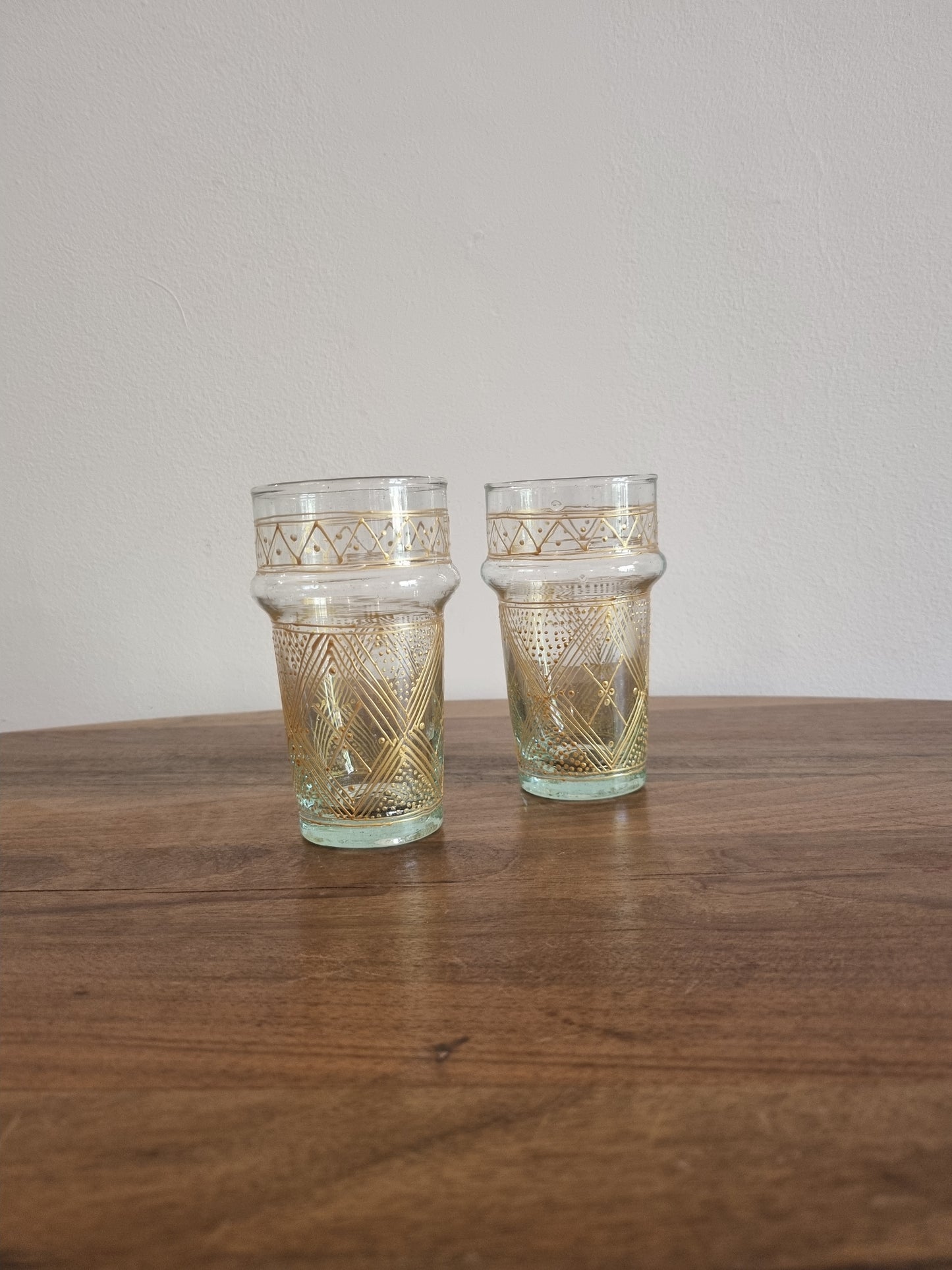 Six authentiques verres beldi marocains, magnifiquement conçus et parfaits pour des ambiances traditionnelles.