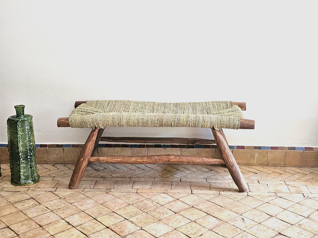 Image d'un banc marocain en bois tressé à la main.