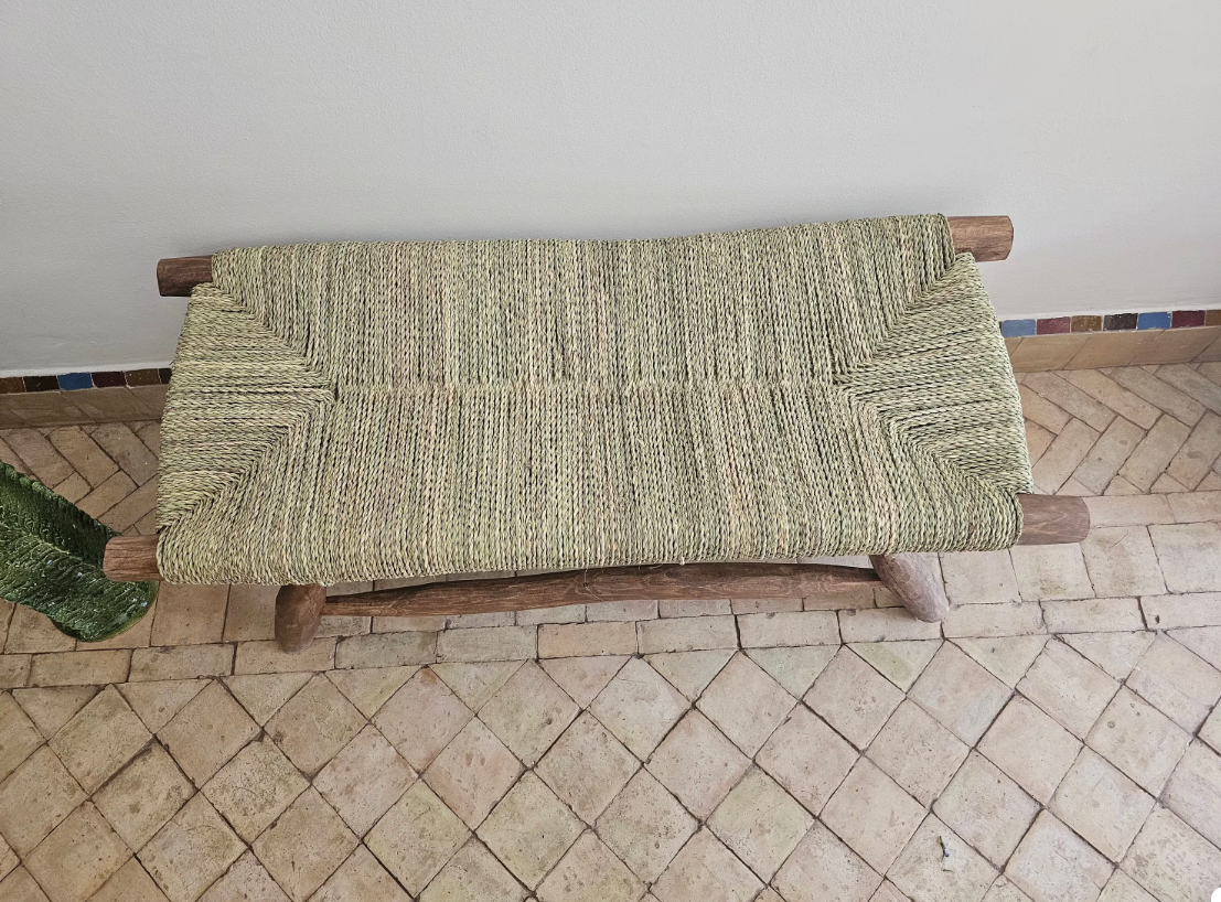 Banc en bois tressé à la main dans le style marocain.