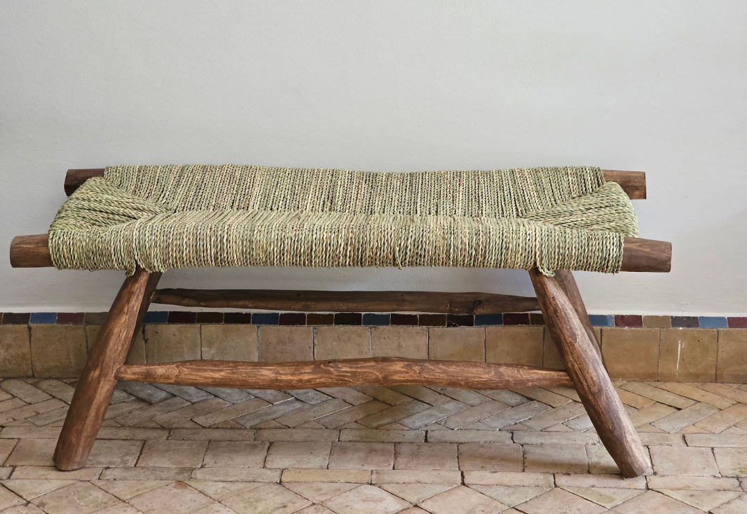 Banc artisanal en bois tressé de style marocain.