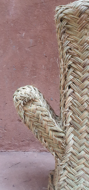 Cactus en paille tressée pour la décoration.