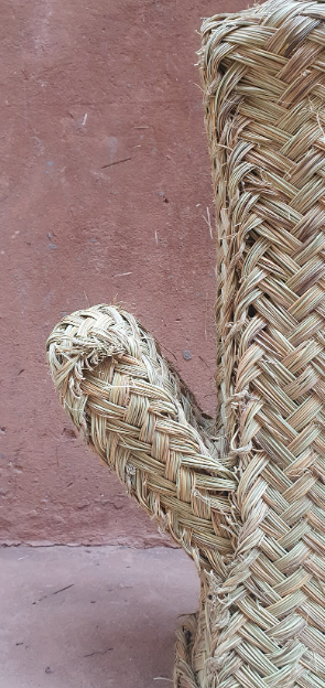 Motif de cactus décoratif en paille tressée.