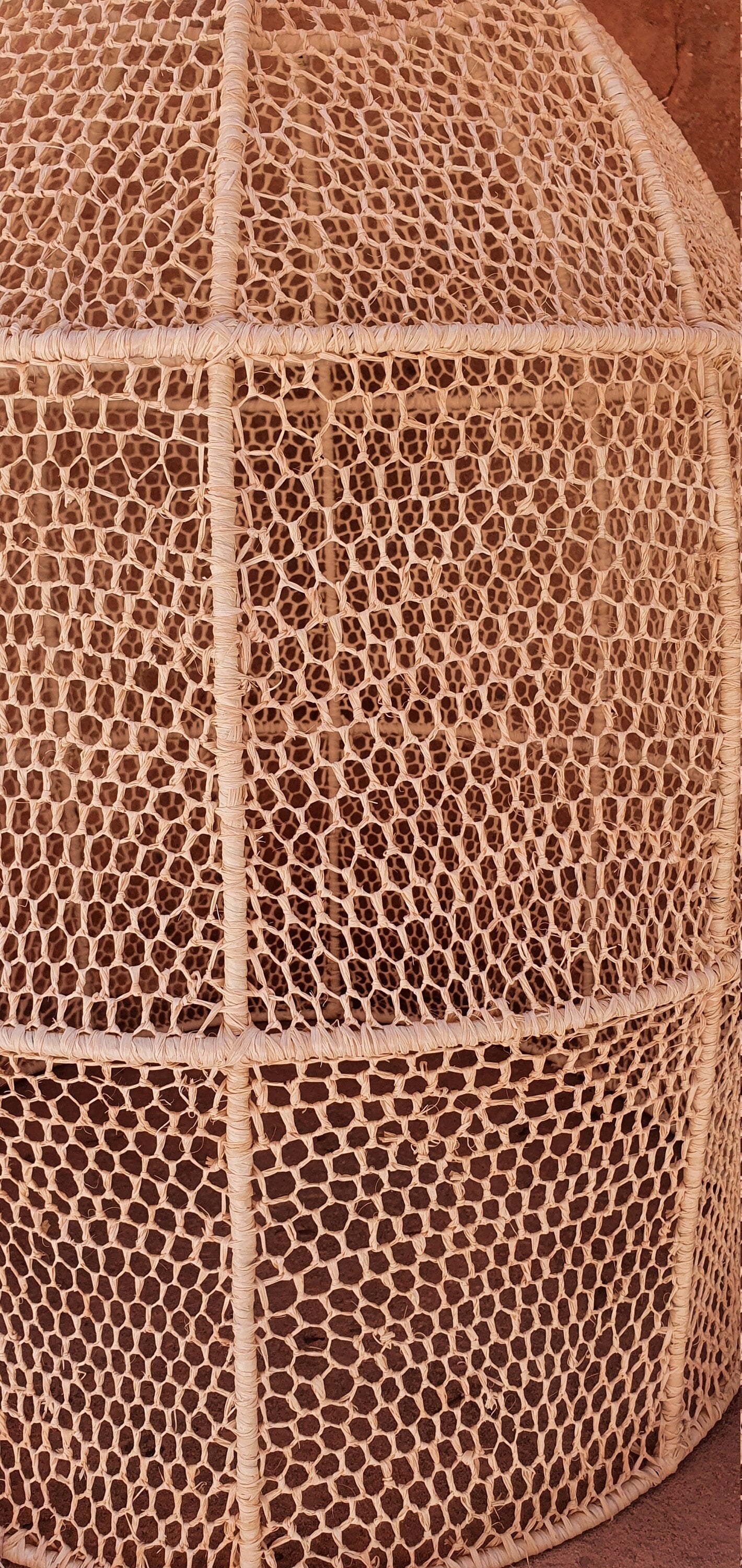 Élégante suspension luminaire cloche en raphia naturel
