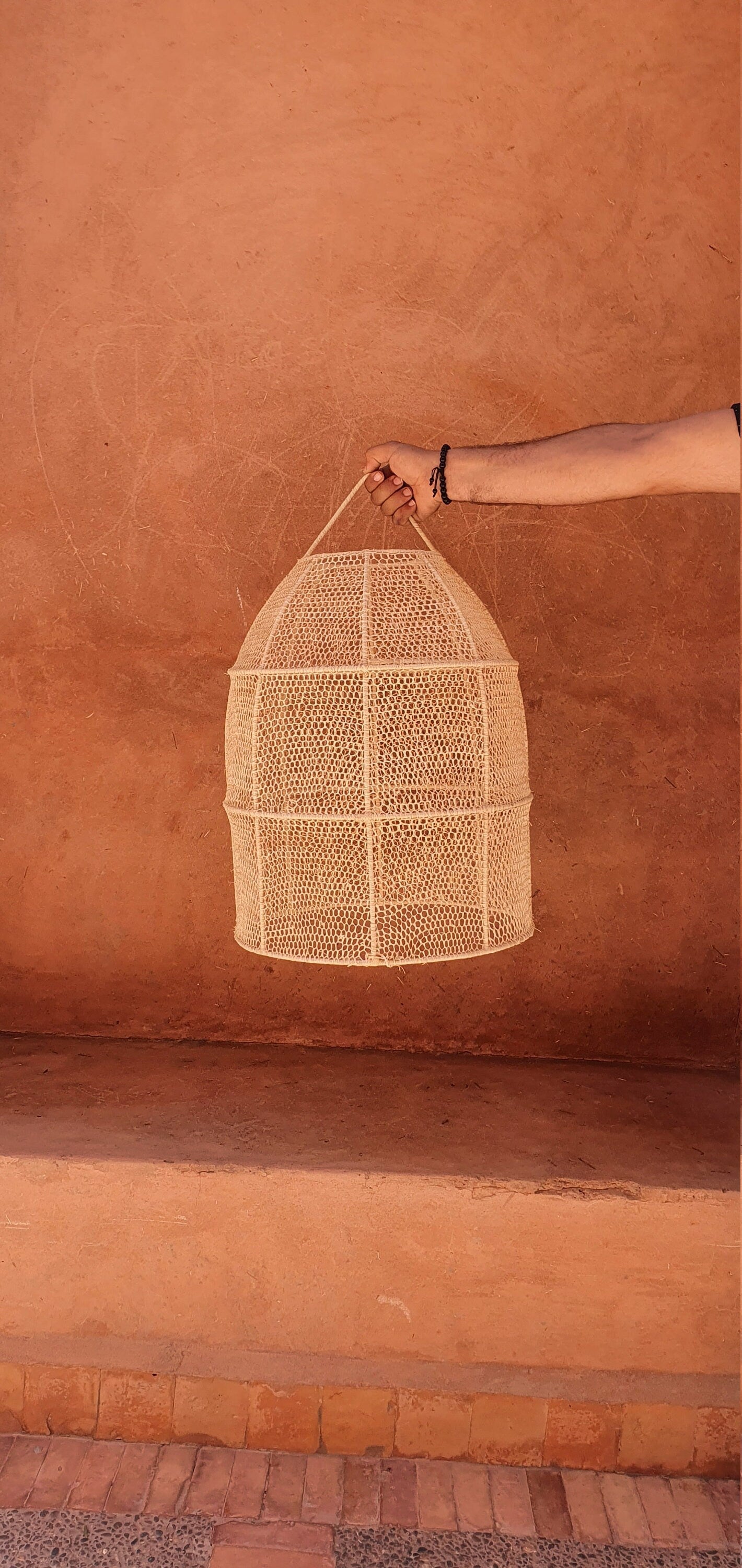 Lampe suspendue cloche en raphia tressé