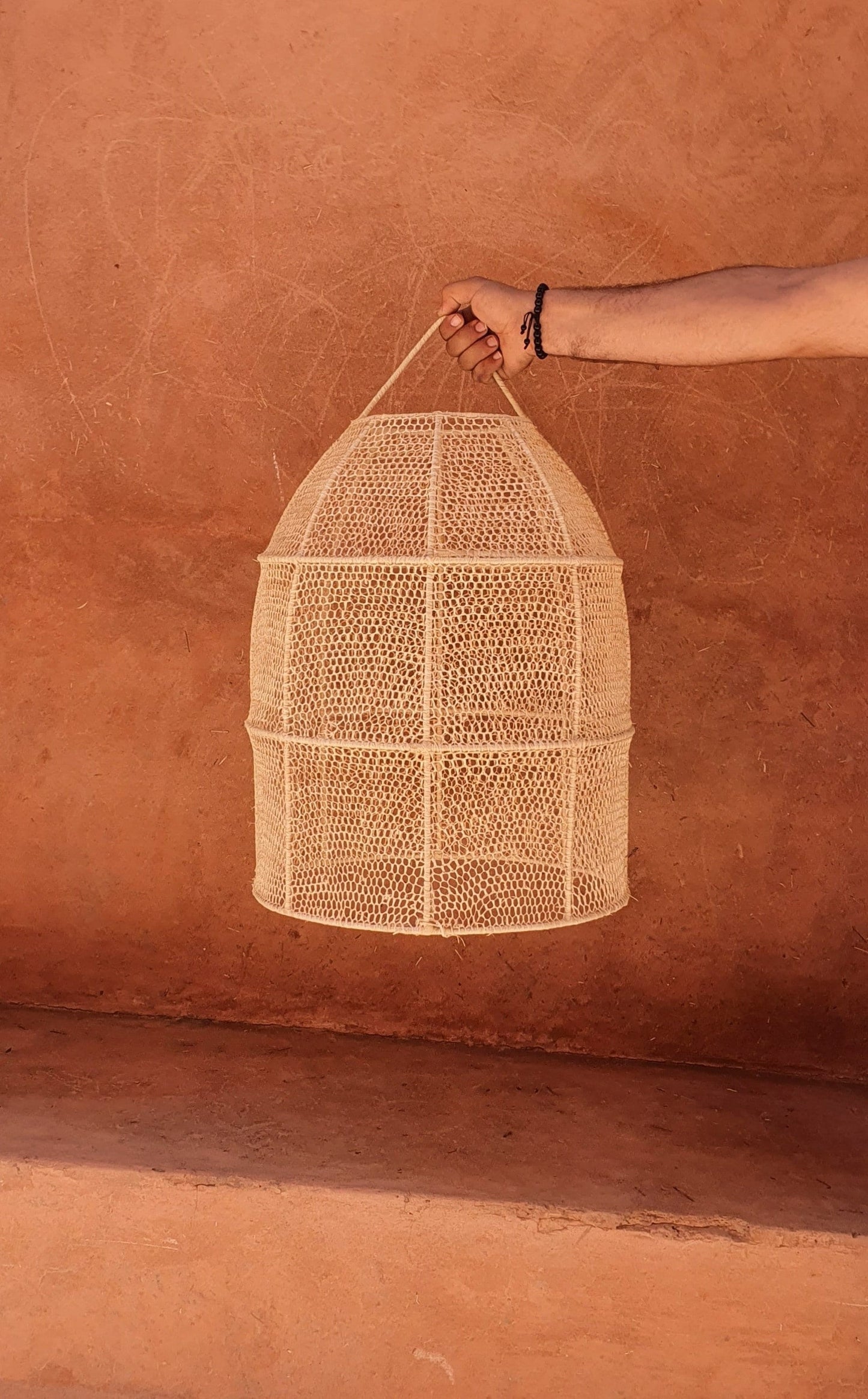 Suspension luminaire cloche en déco raphia élégante