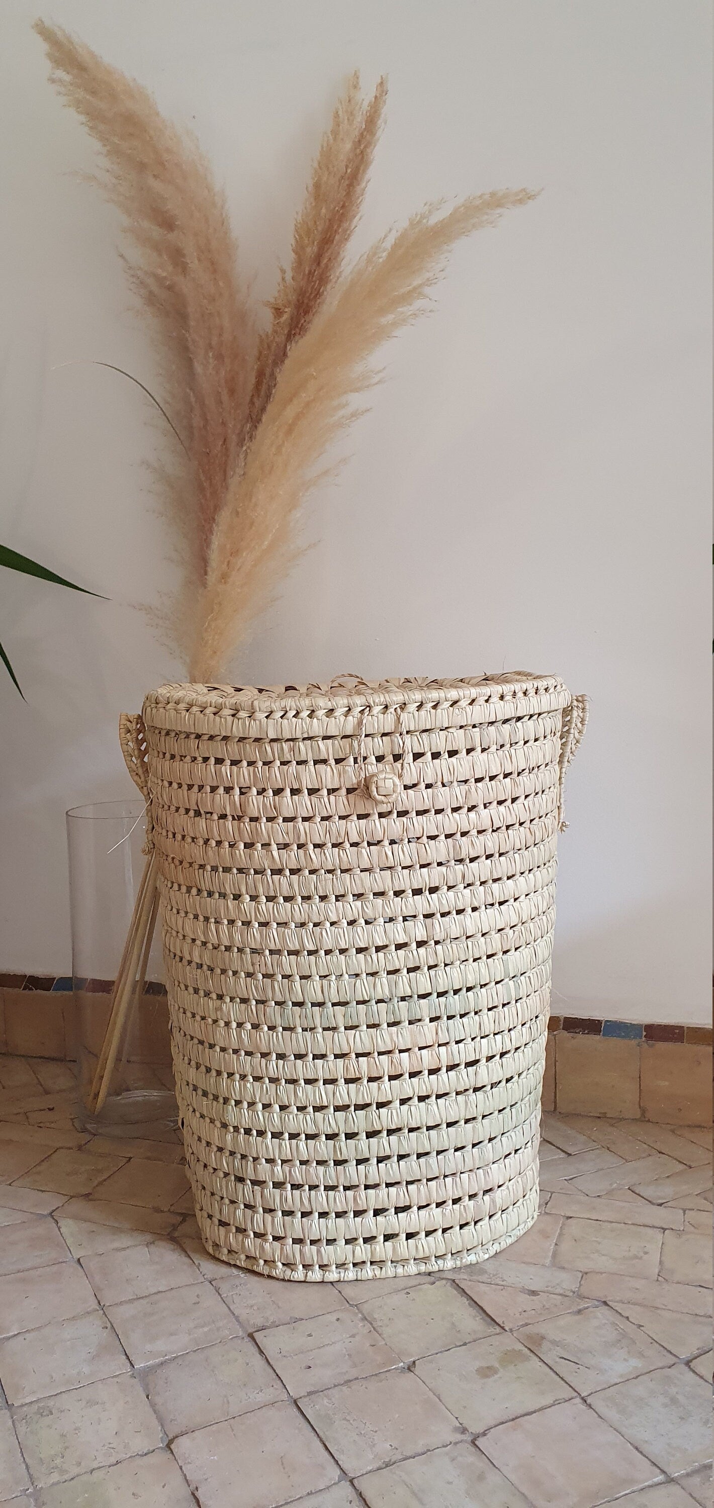 Vue rapprochée d'un panier tressé à la main en feuilles de palmier, mettant en valeur sa texture unique.