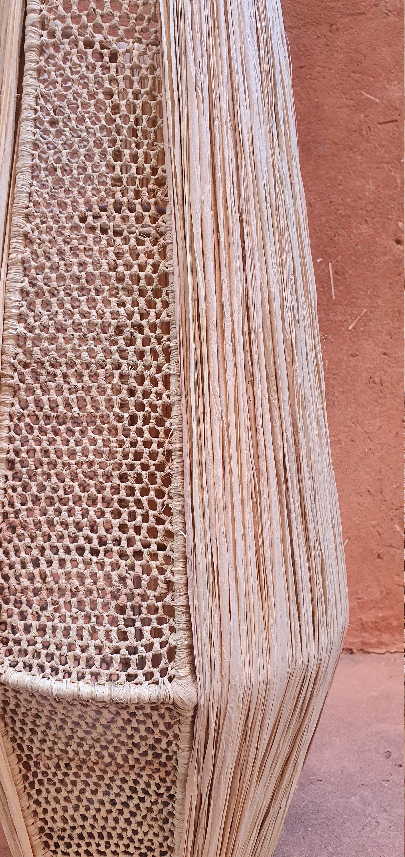 une suspension en raphia avec une lanterne en dentelle.