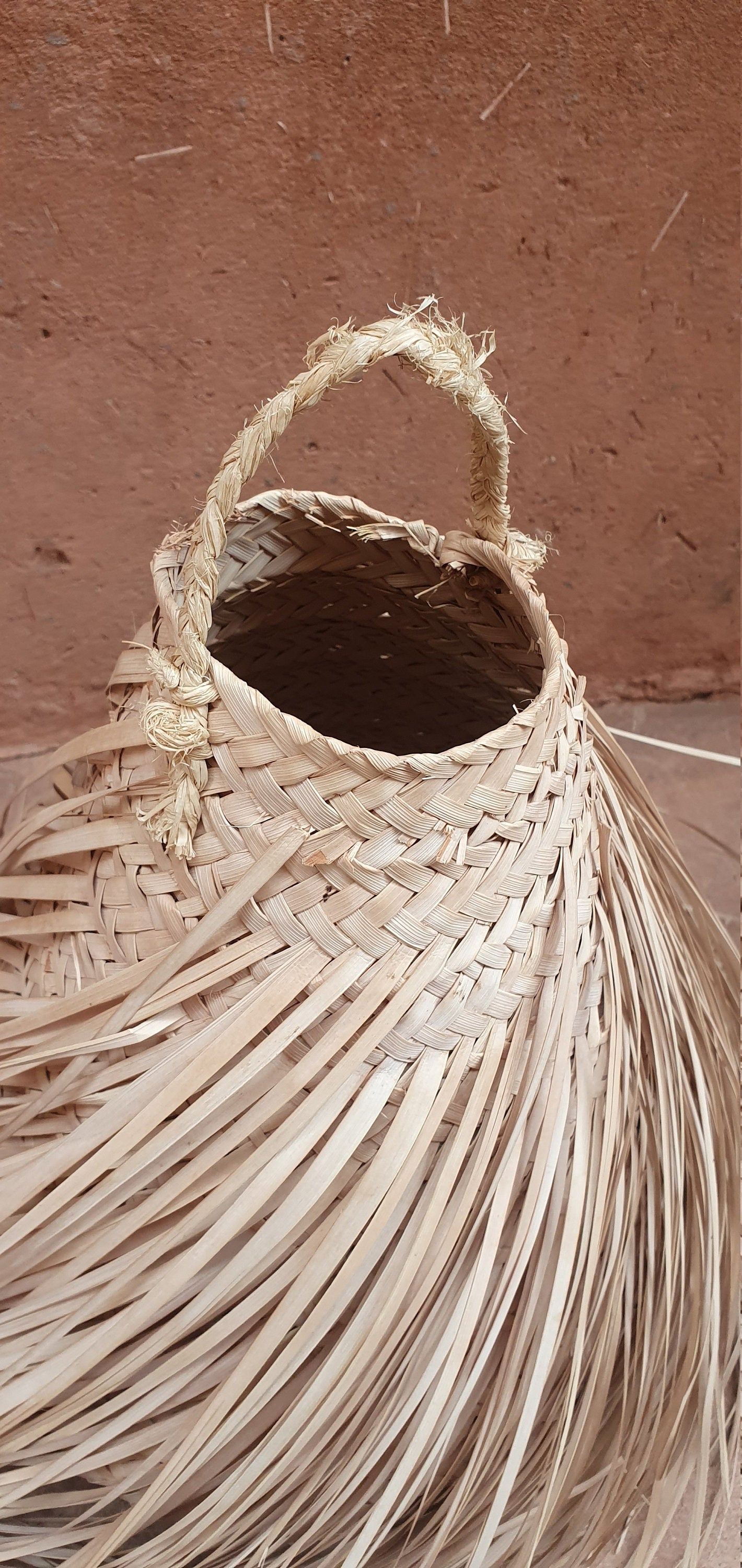 Ambiance naturelle avec suspension en paille.