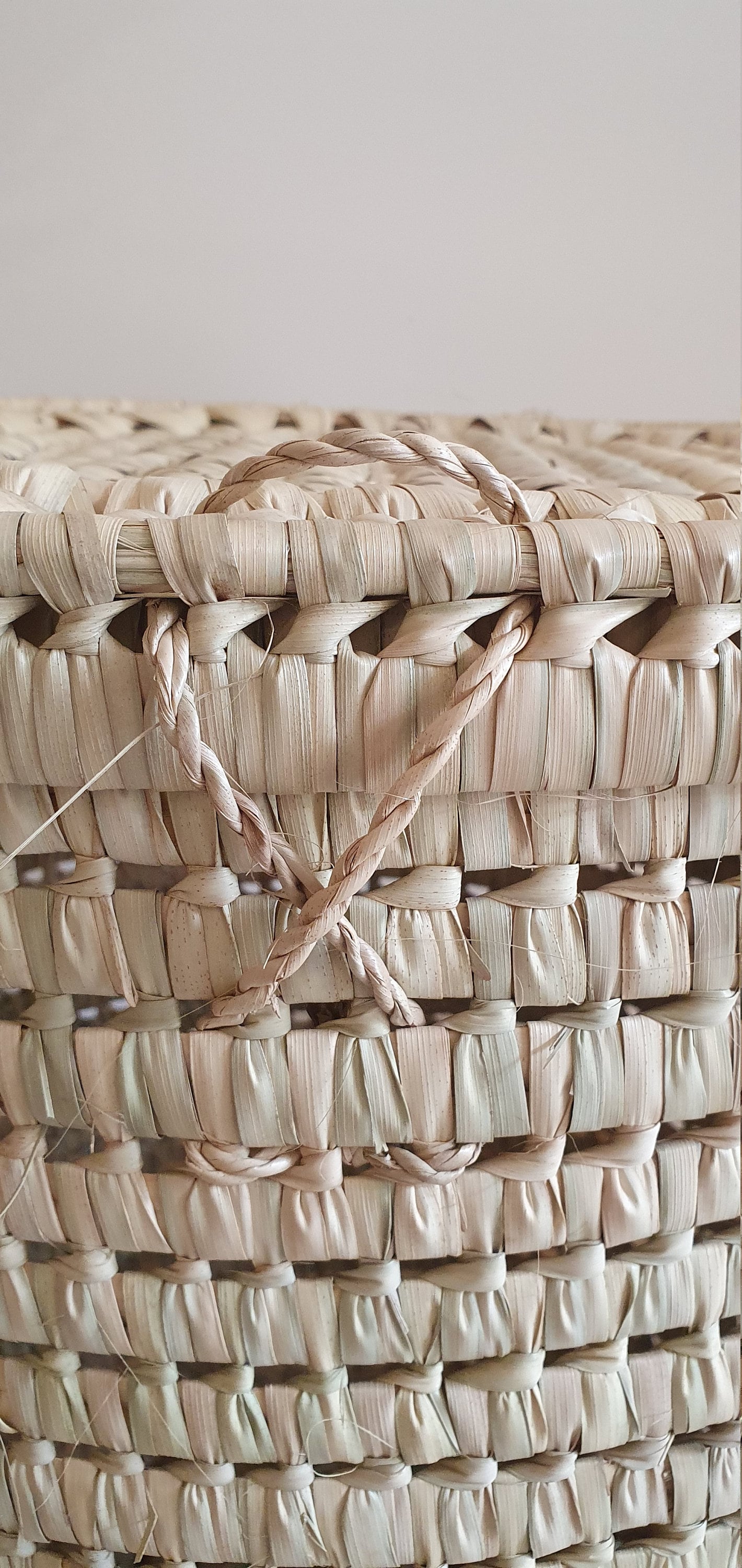 Panier artisanal en feuilles de palmier, une pièce unique pour votre maison.
