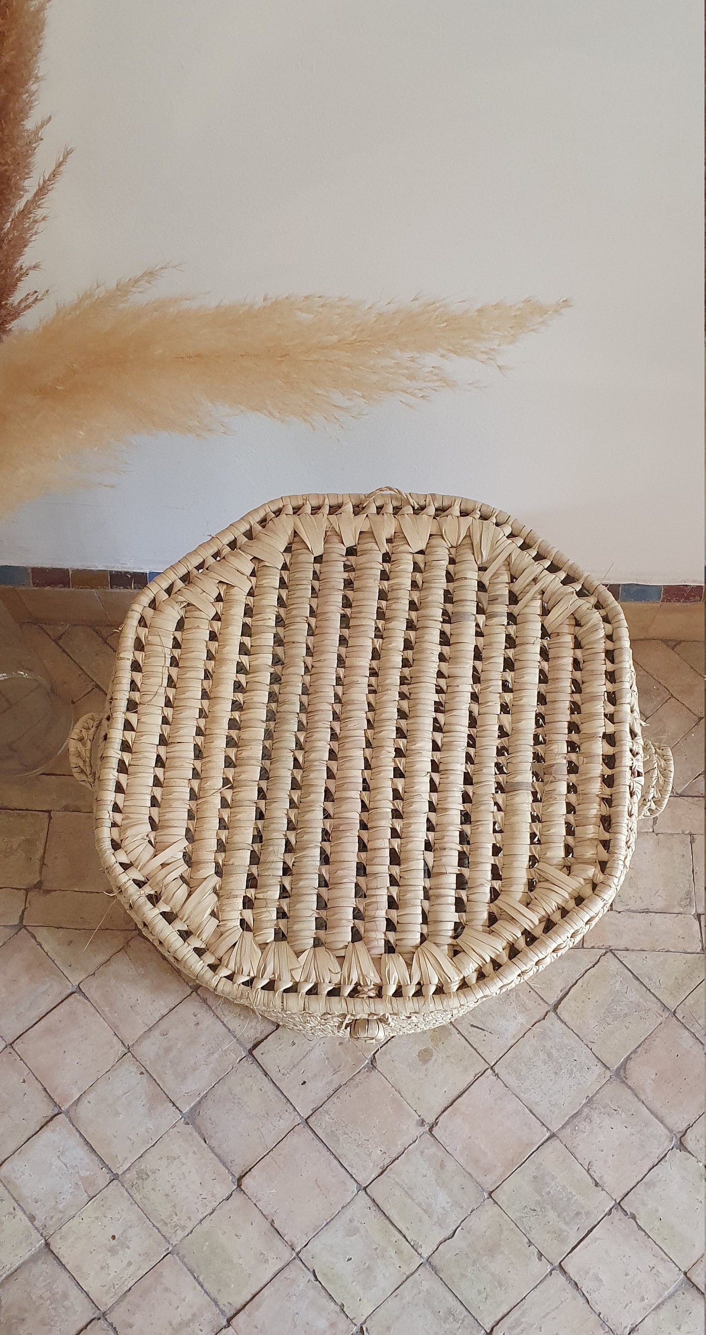 Panier de rangement en feuilles de palmier, idéal pour organiser vos objets avec style rustique.
