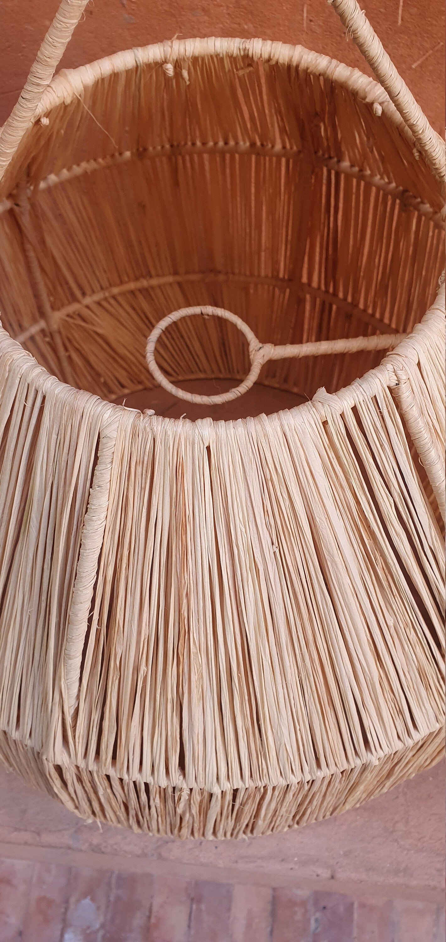 Suspension cloche tressée avec ornements en dentelle en raphia.