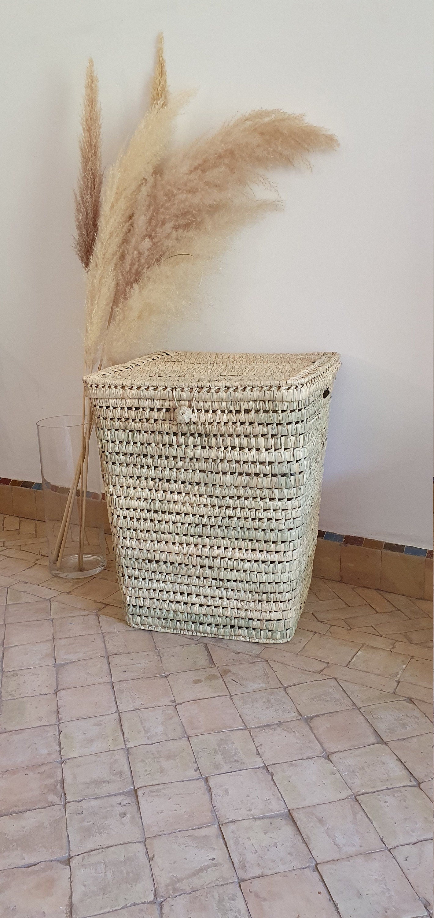 Panier de rangement tressé en feuilles de palmier, un accessoire écologique et esthétique pour la maison.