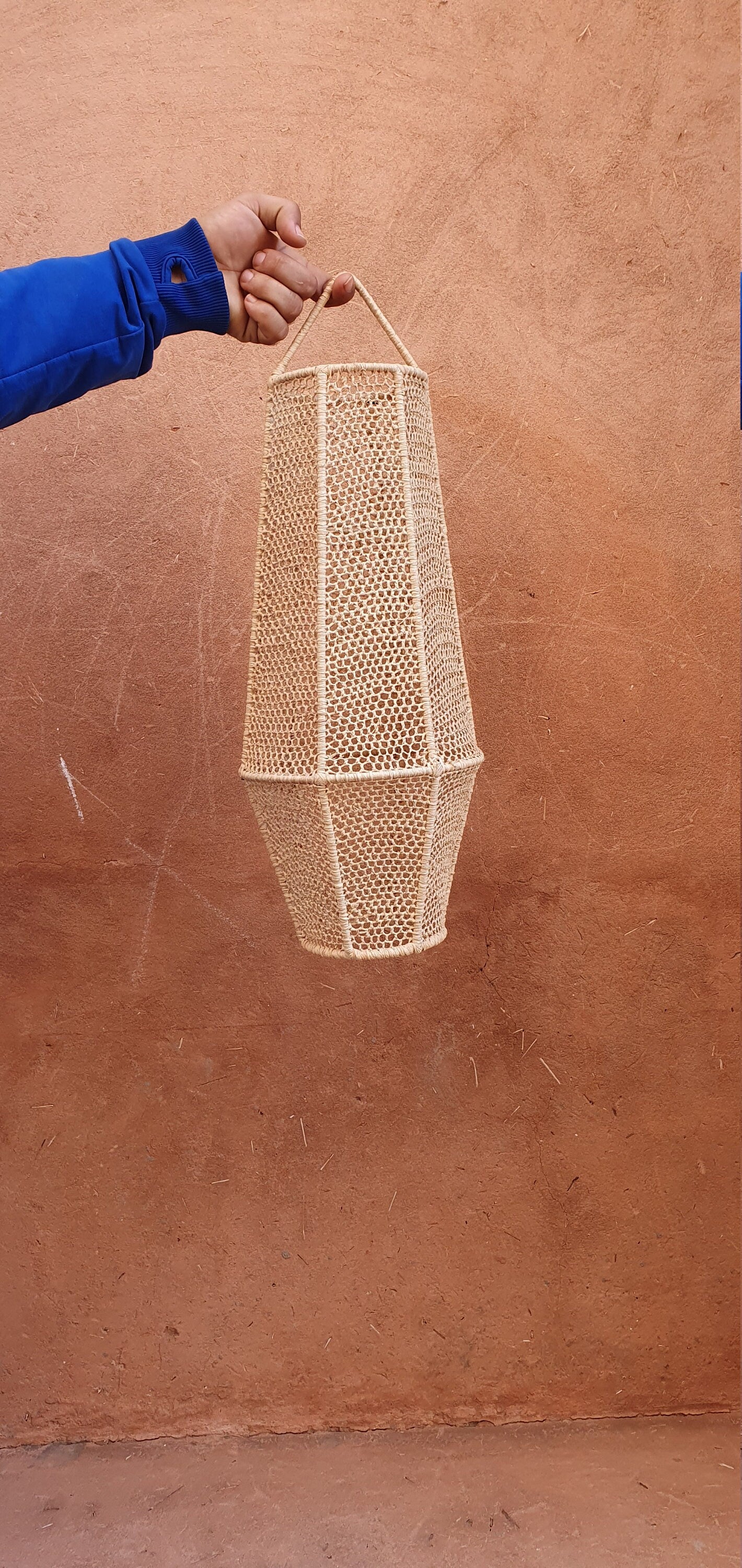 Éclairage marocain artisanal : suspension en raphia et dentelle.