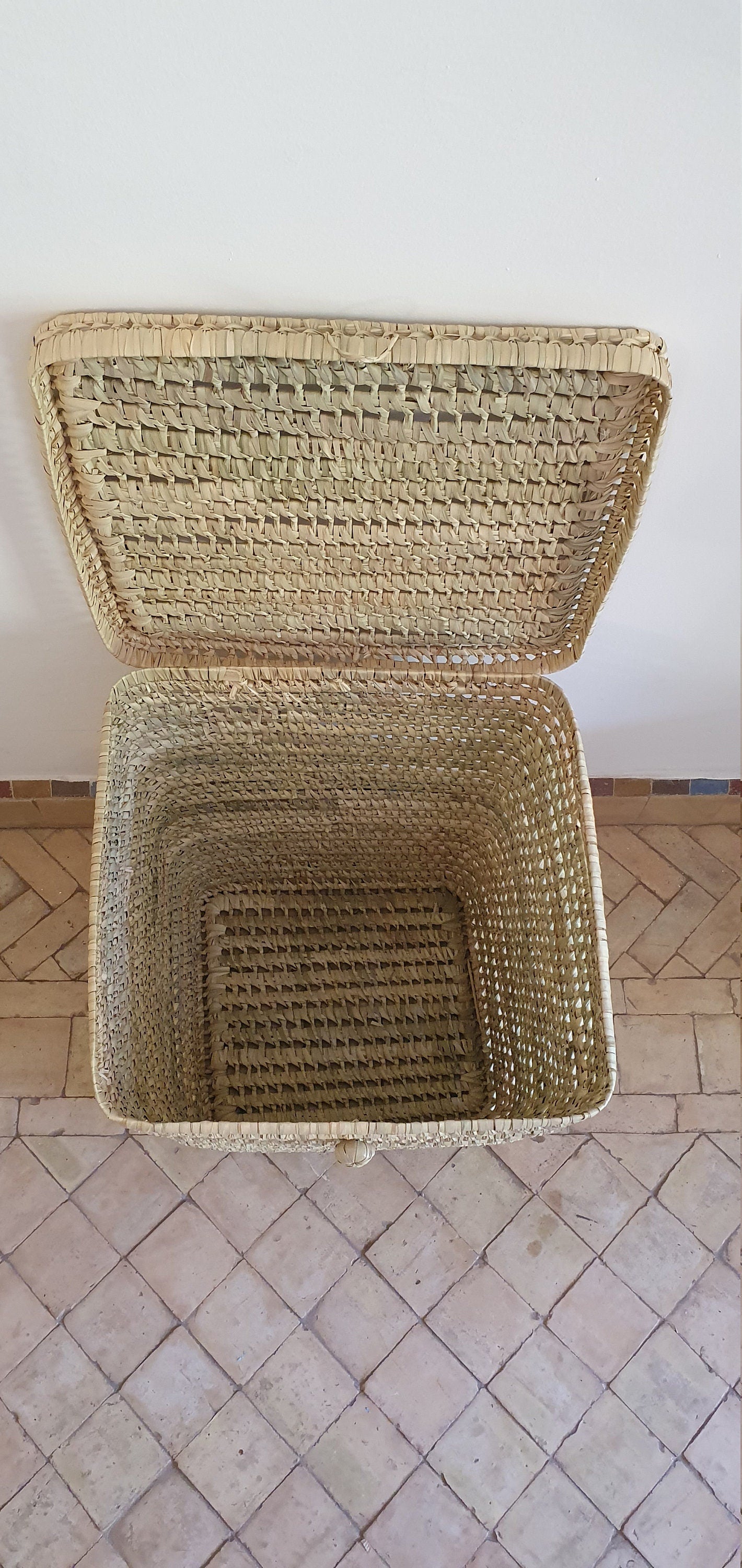 Panier de rangement en feuilles de palmier, un ajout élégant à votre organisation domestique.