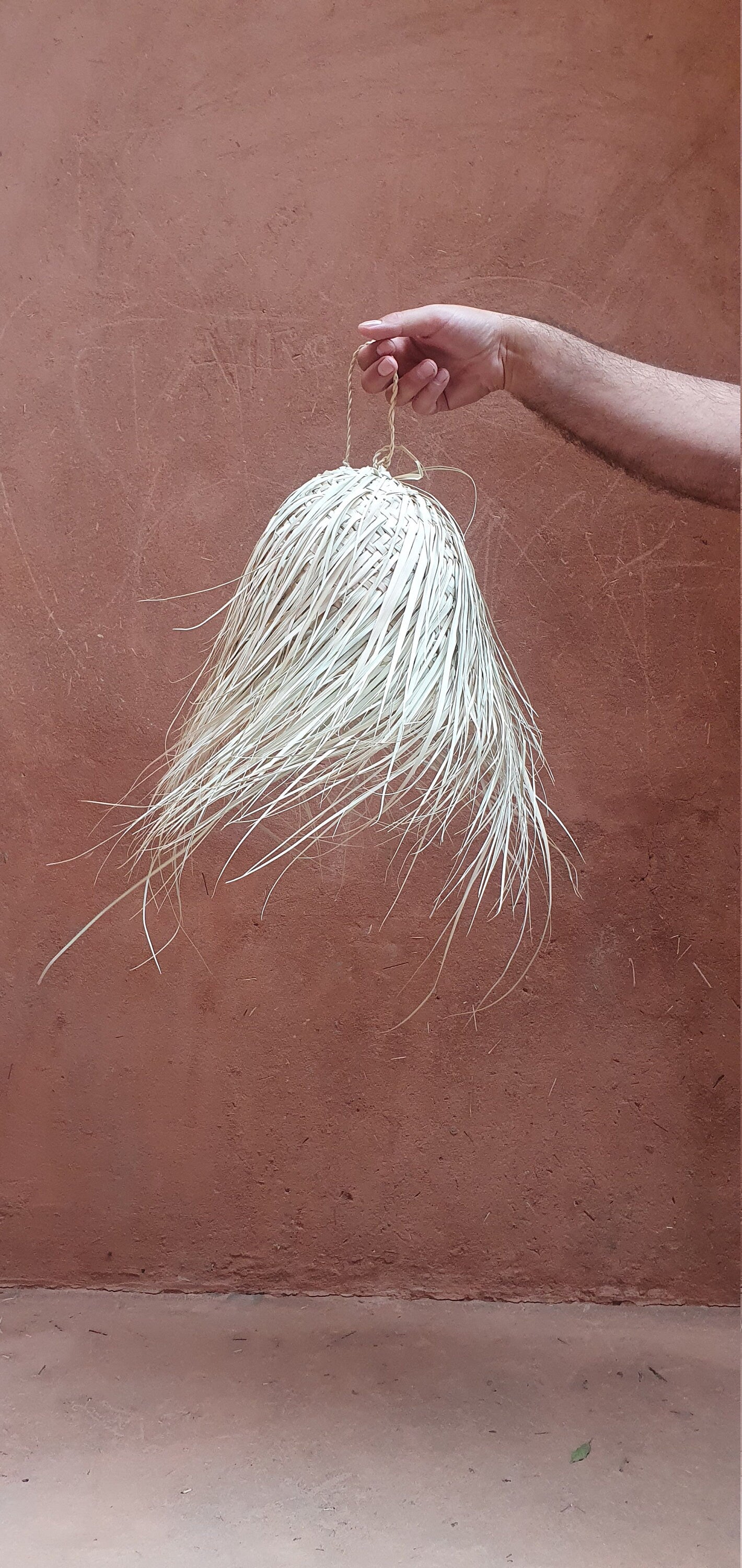 Suspension écoresponsable en feuille de palmier en forme conique.