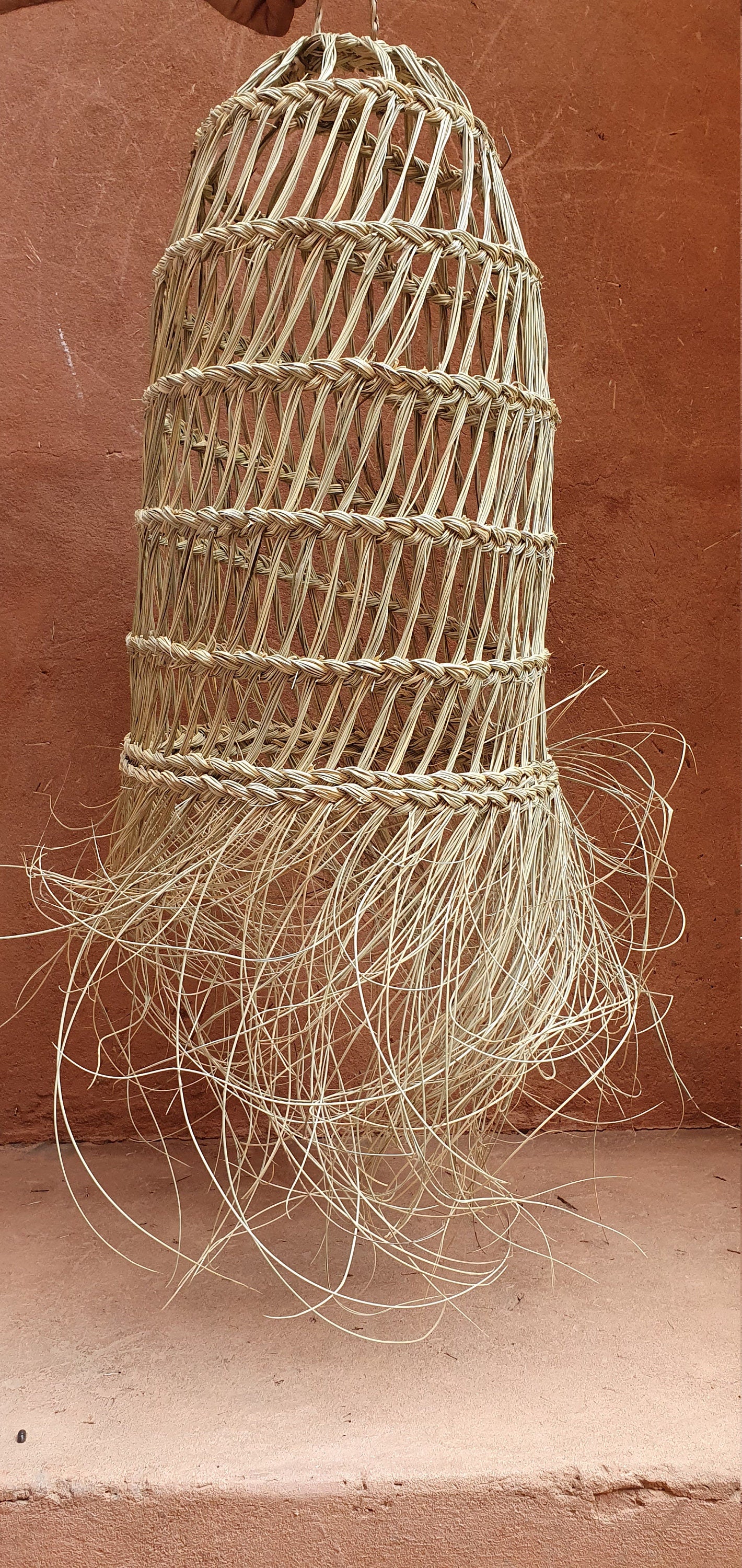 Suspension en doum forme tube avec perforations.