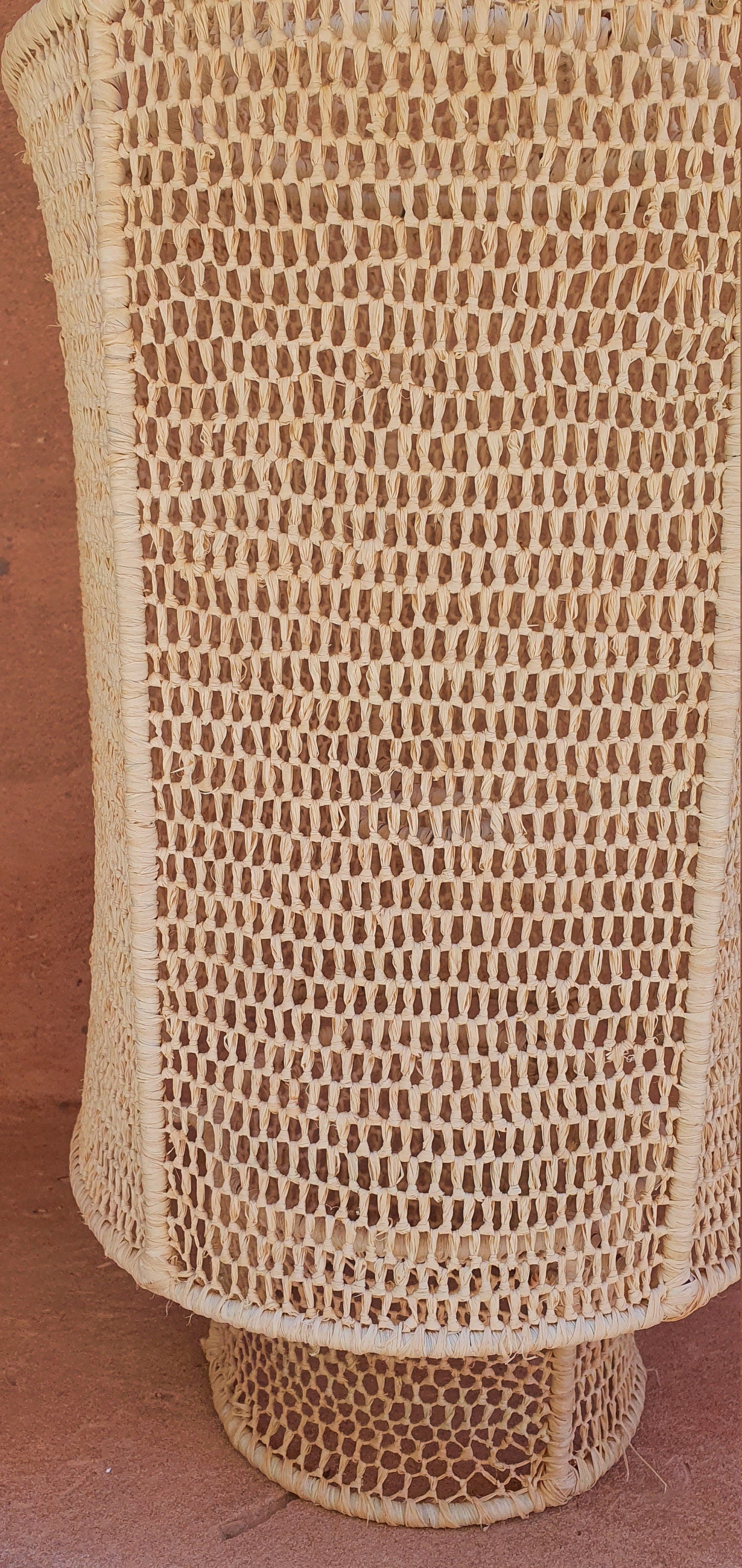 Design exotique : abat-jour en dentelle et raphia tressée.