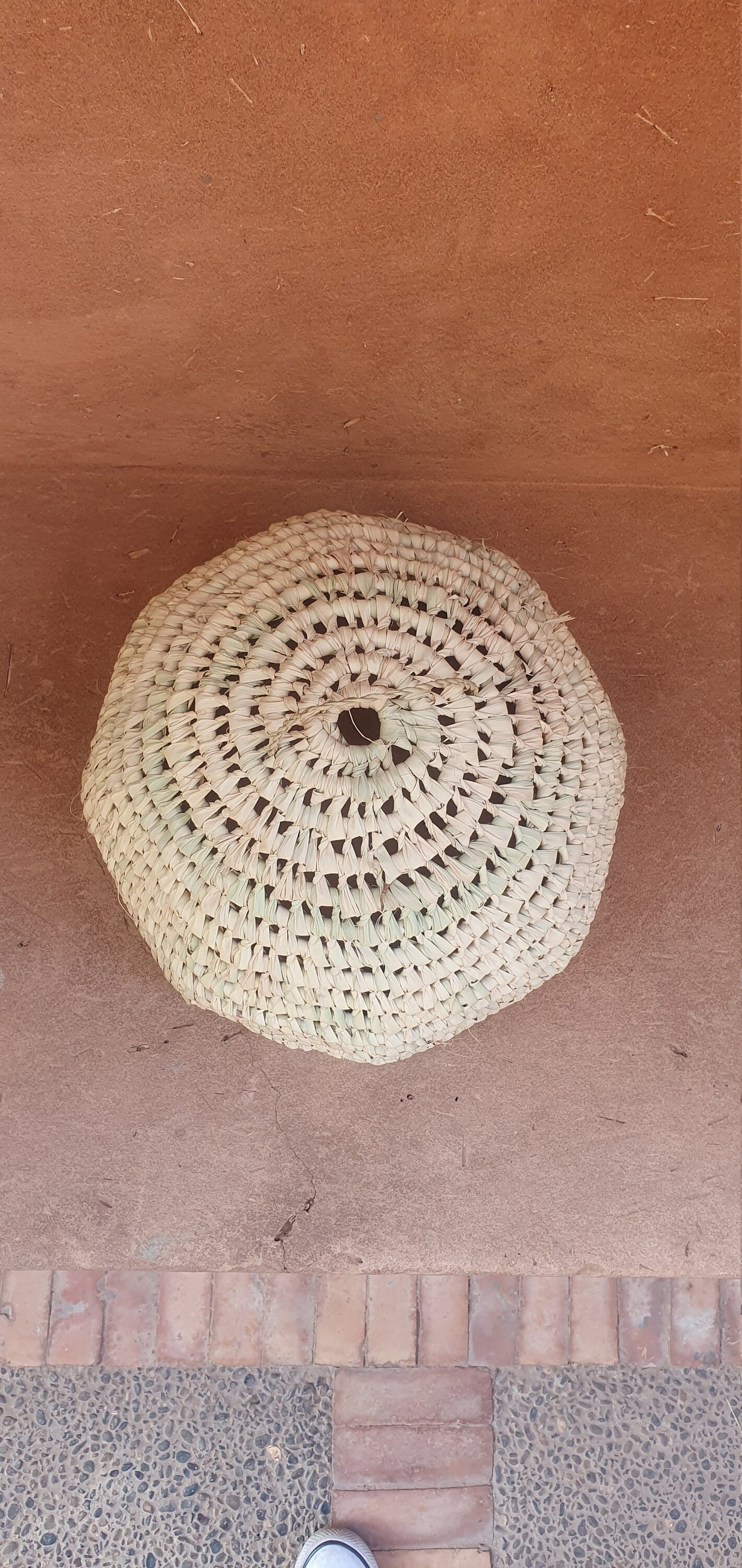 Luminaire naturel en paille tressée pour une décoration rustique.