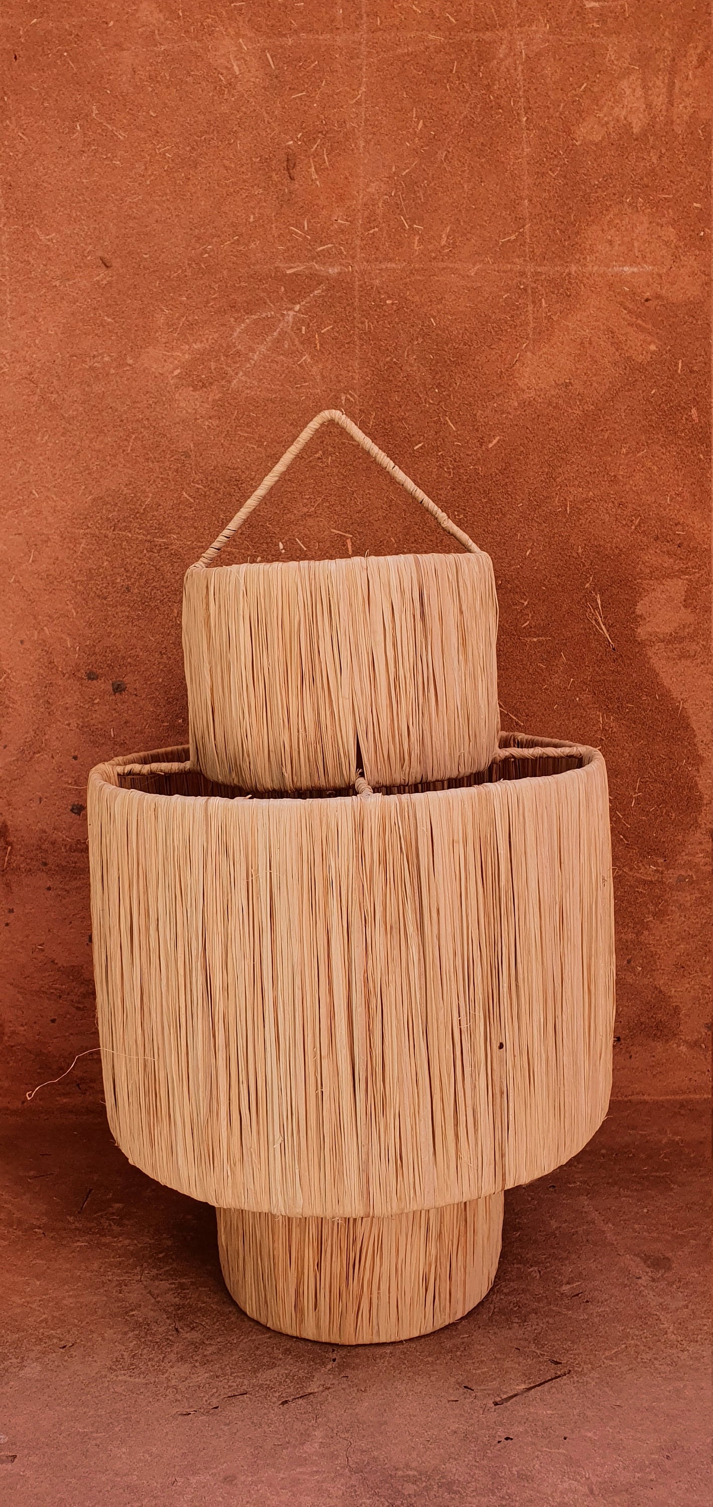 Suspension intérieure en raphia de 55 cm, ajoutant une touche naturelle à votre décoration.
