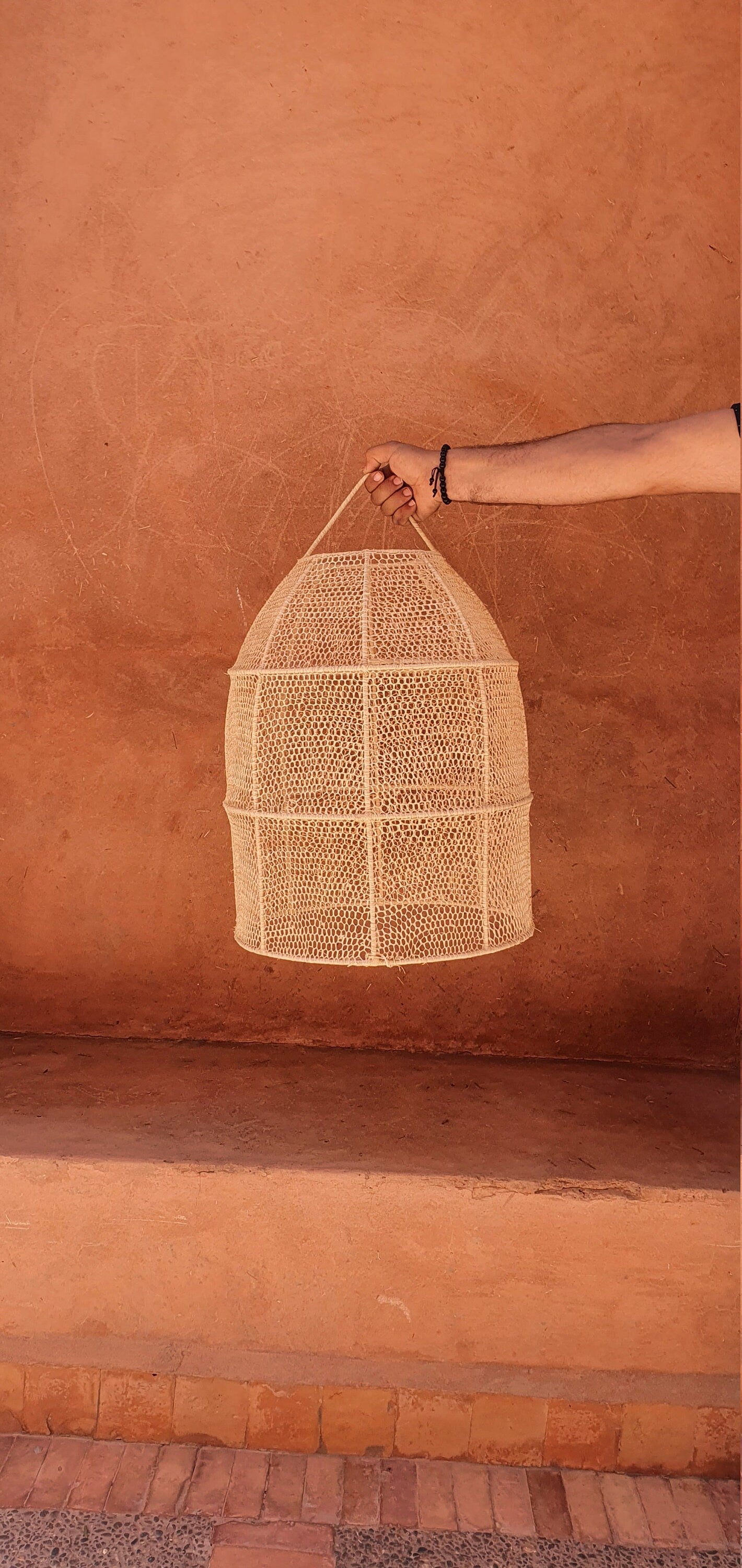 Lampe suspendue cloche en raphia tressé