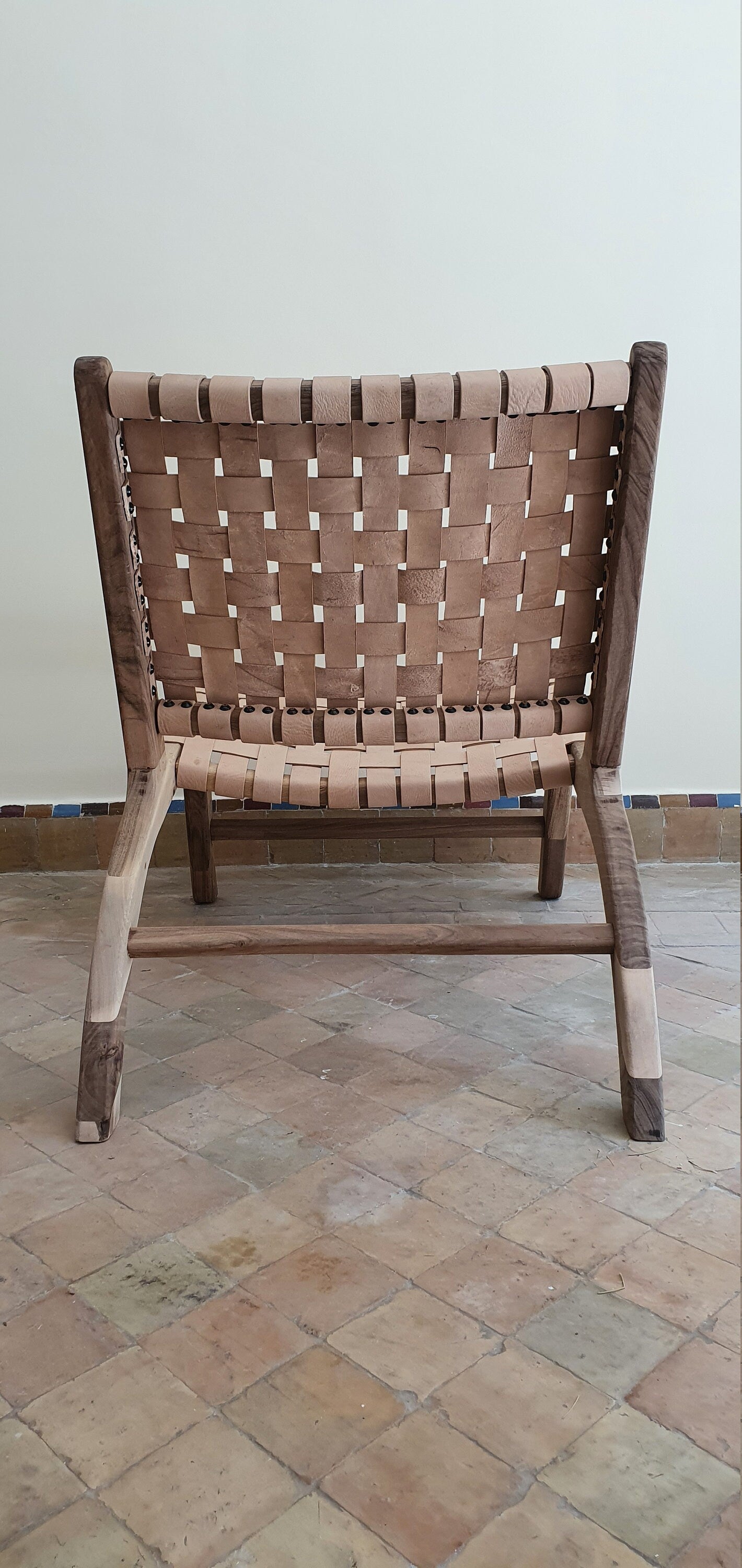 Fauteuil marocain artisanale en bois de noyé assise en cuir naturel
