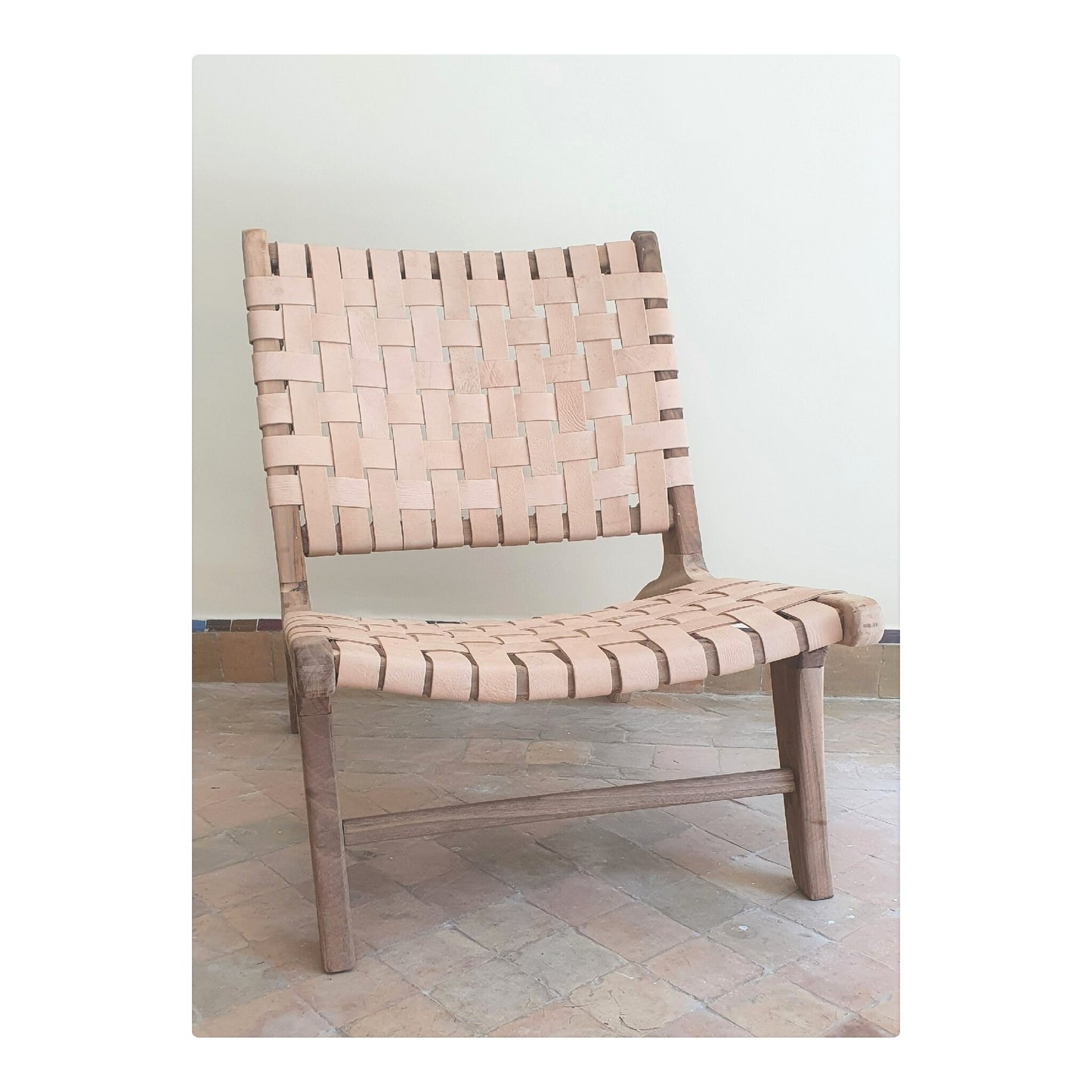 Fauteuil marocain artisanale en bois de noyé assise en cuir naturel