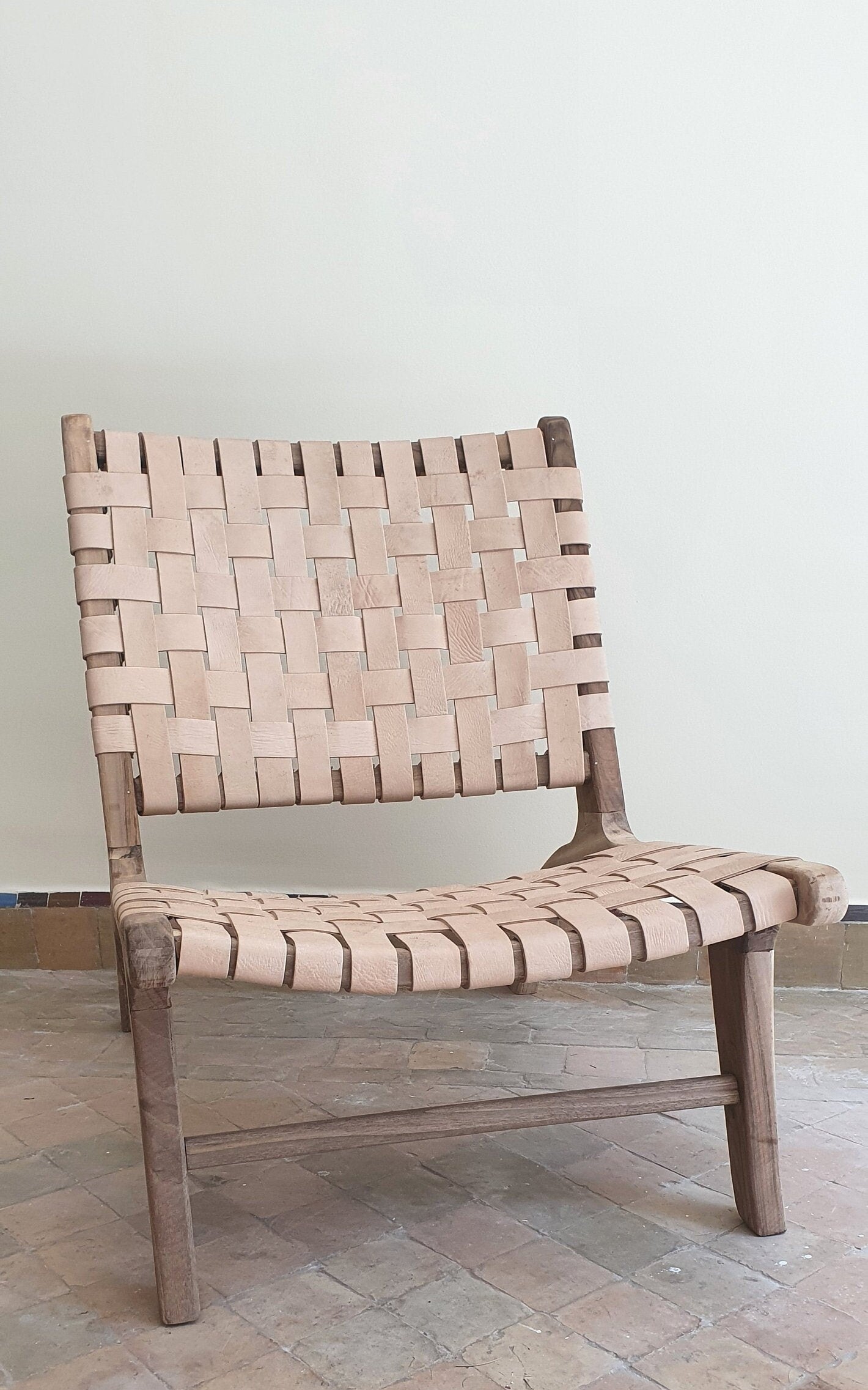 Fauteuil marocain artisanale en bois de noyé assise en cuir naturel
