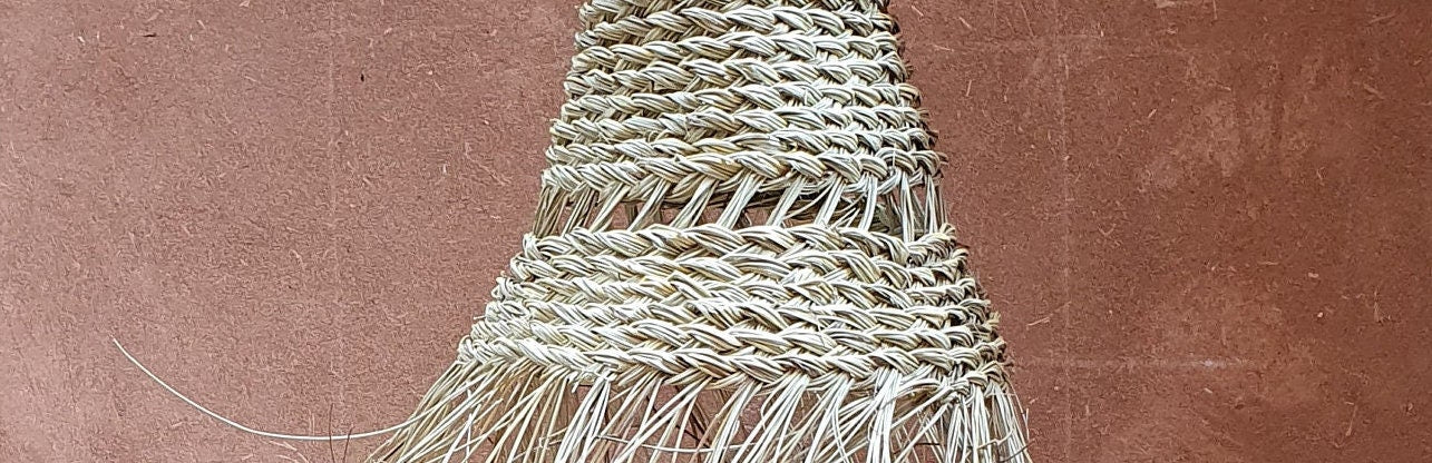Petit luminaire suspendu en forme de cône en fibres naturelles