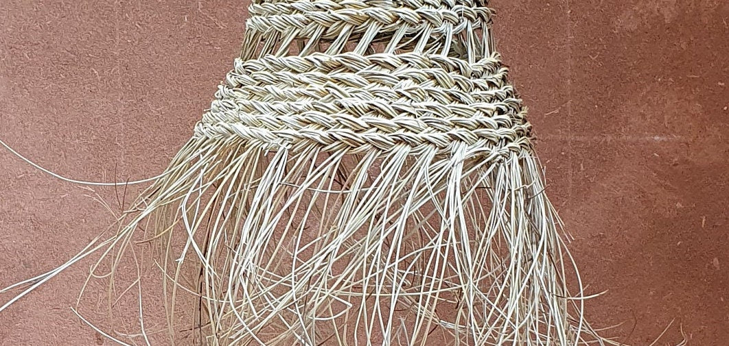 Luminaire suspendu en forme de cône de petite taille en fibres naturelles