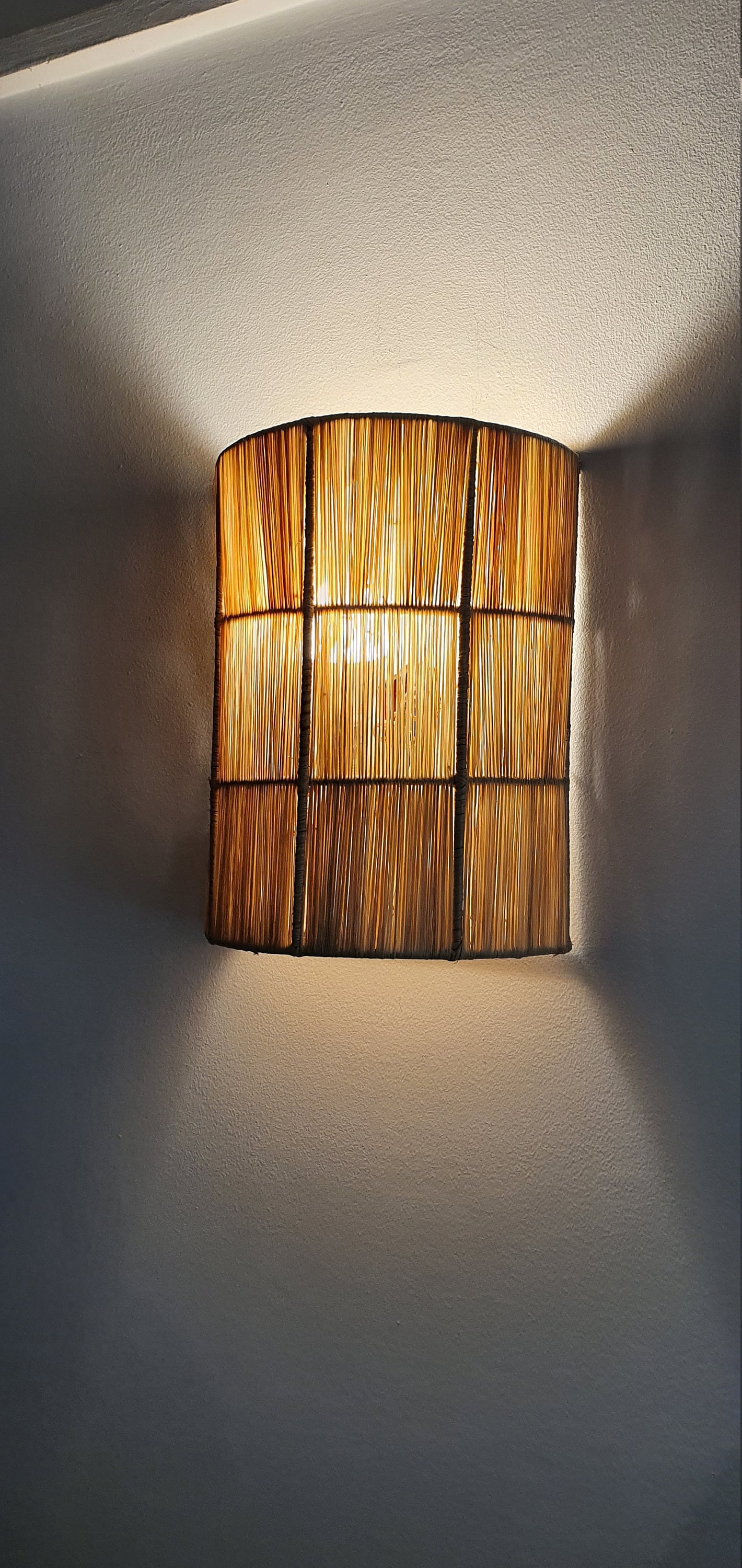 Élégante applique murale avec tressage en raphia