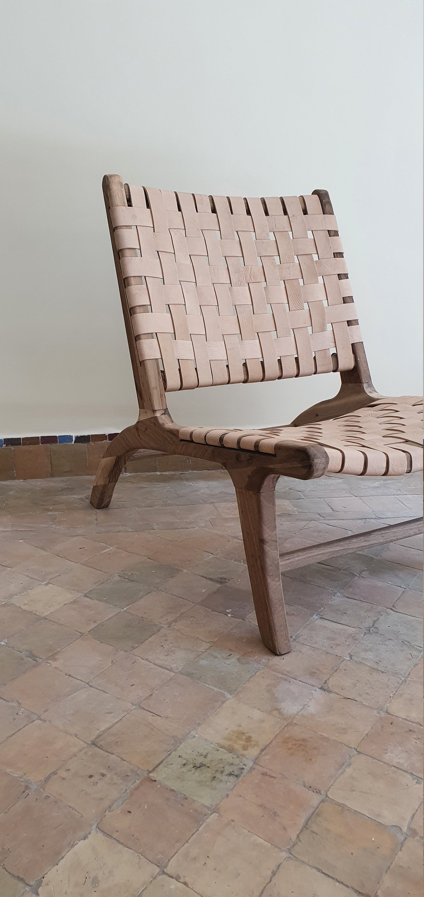 Fauteuil marocain artisanale en bois de noyé assise en cuir naturel
