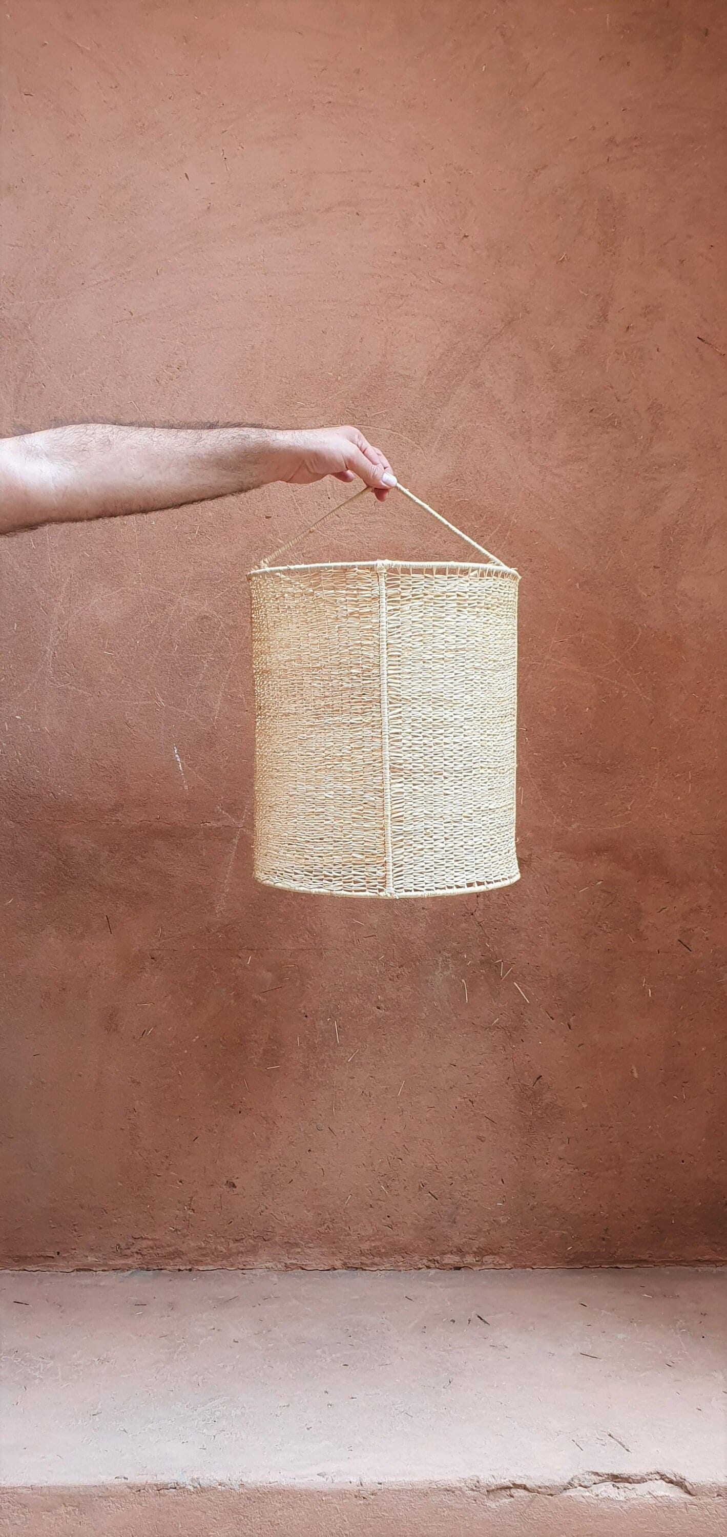Grande lanterne marocaine suspendue avec dentelle.