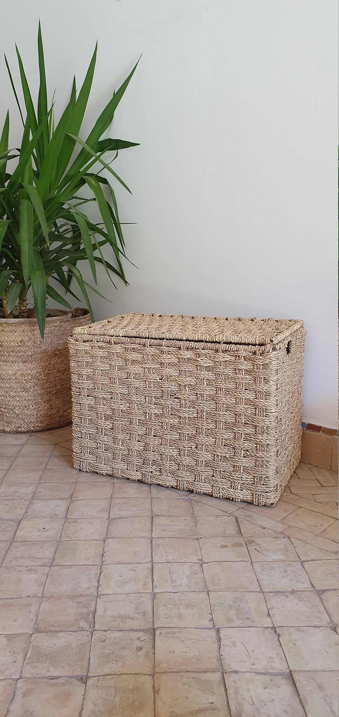 Malle de rangement en osier, parfaite pour l'organisation dans la chambre d'enfant.