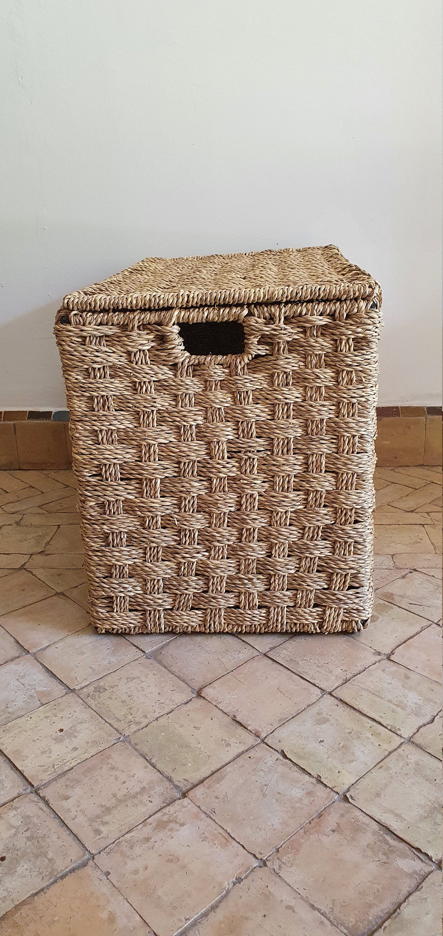Malle en osier pour le rangement polyvalent, une option pratique et esthétique.