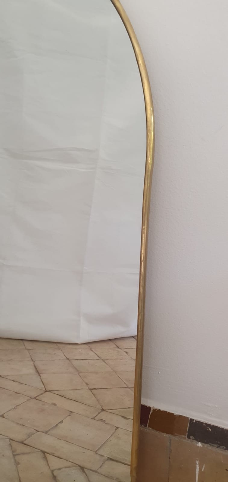 Miroir mural en laiton conçu sous forme de porte, fait à la main