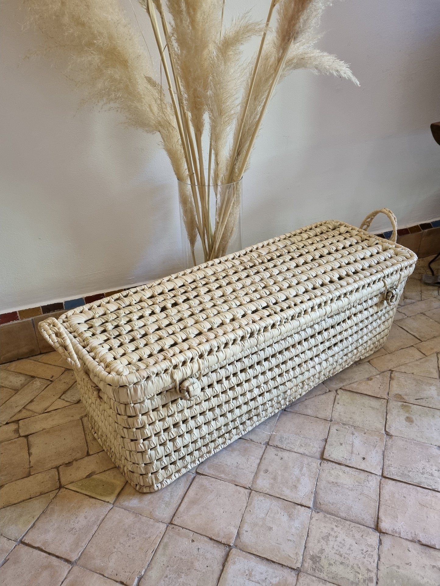 Malle en osier de style bohème - modèle fin pour votre espace.