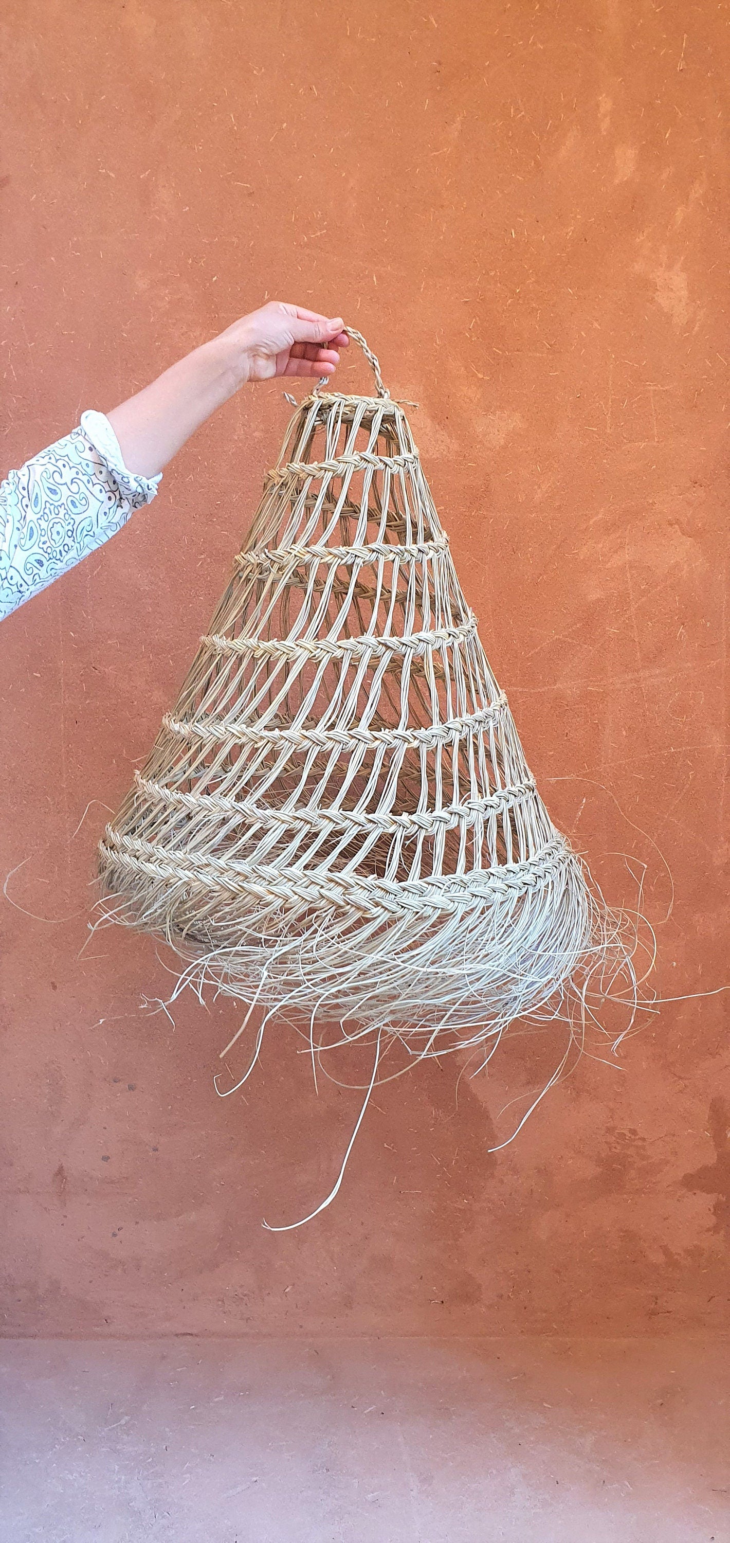 Éclairage suspendu en cône en fibre naturelle