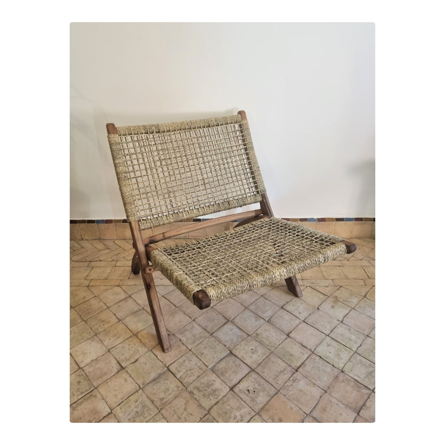 Fauteuil vintage en noyer, un chef-d'œuvre d'artisanat en bois.