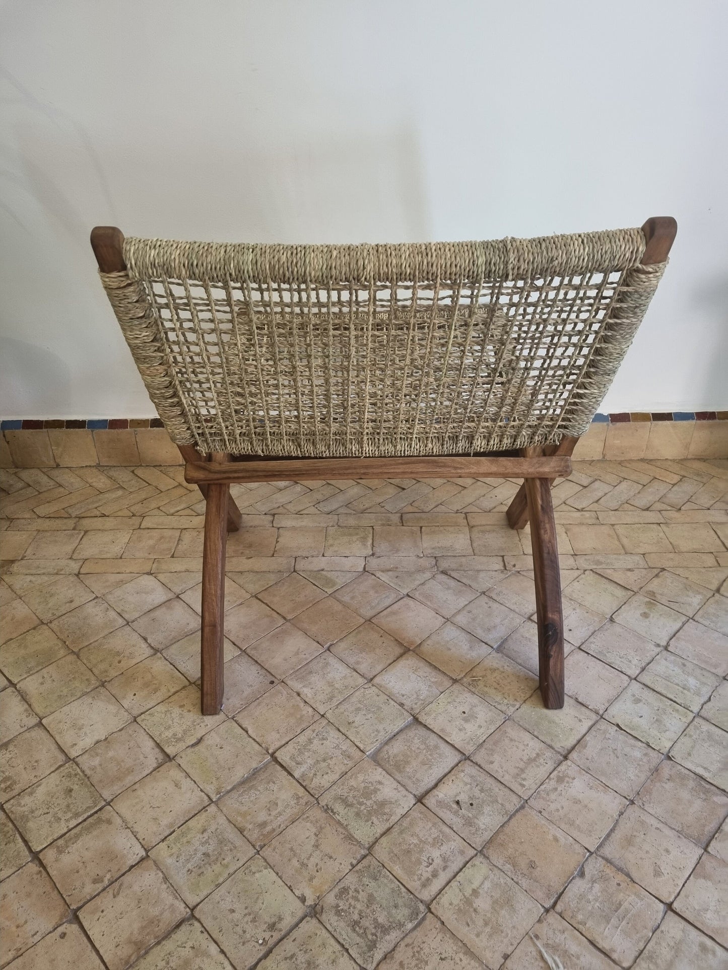 Chaise vintage en noyer, un exemple d'artisanat bois exceptionnel.