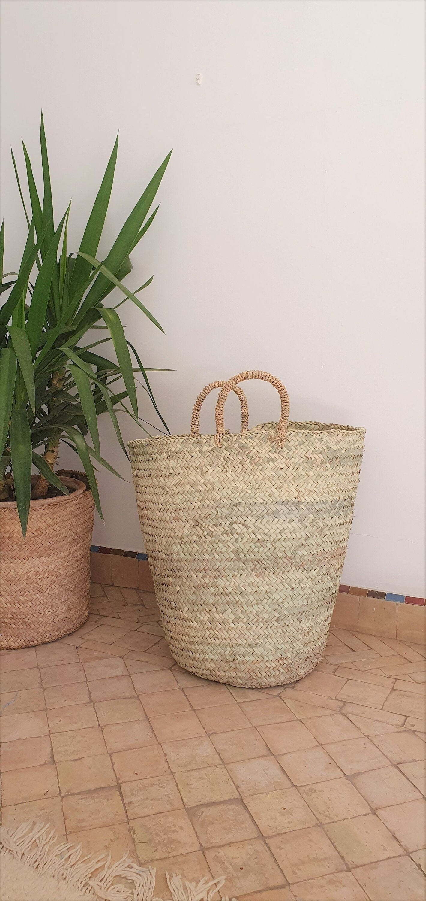 Panier en doum associé à un tressage en osier.