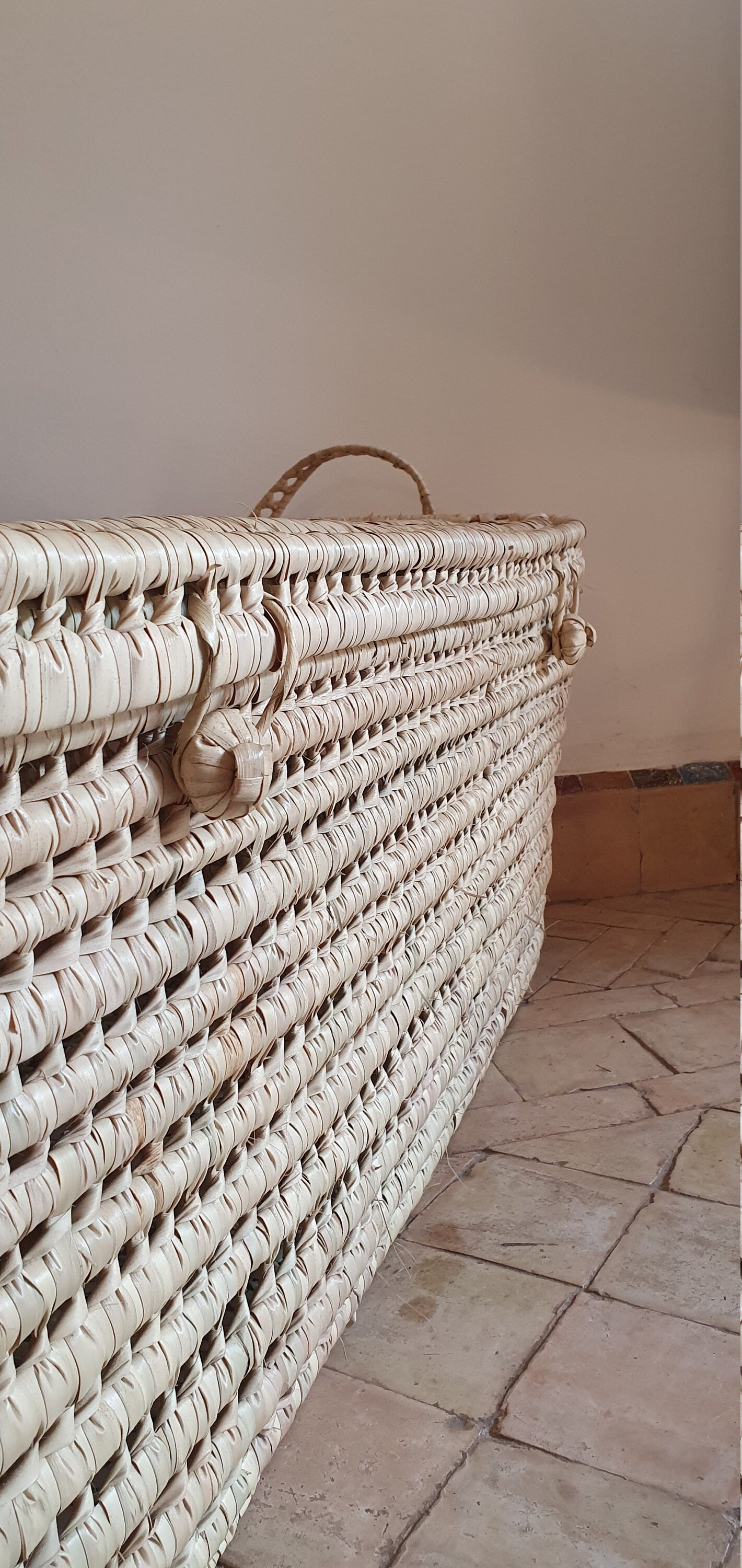 Malle de rangement en osier - modèle fin, parfaite pour ranger vos objets tout en ajoutant du charme à votre intérieur.