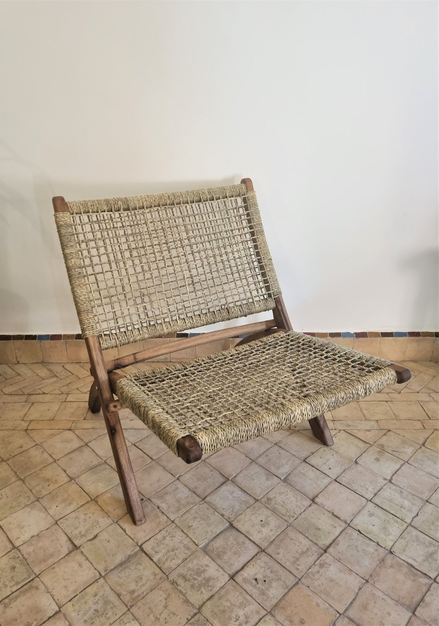 Siège en noyer ancien, fabriqué avec soin à la main.