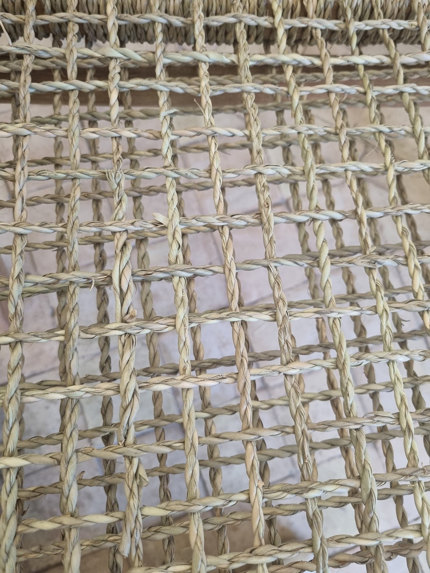 Fauteuil en noyer d'époque, une pièce unique en bois artisanal.