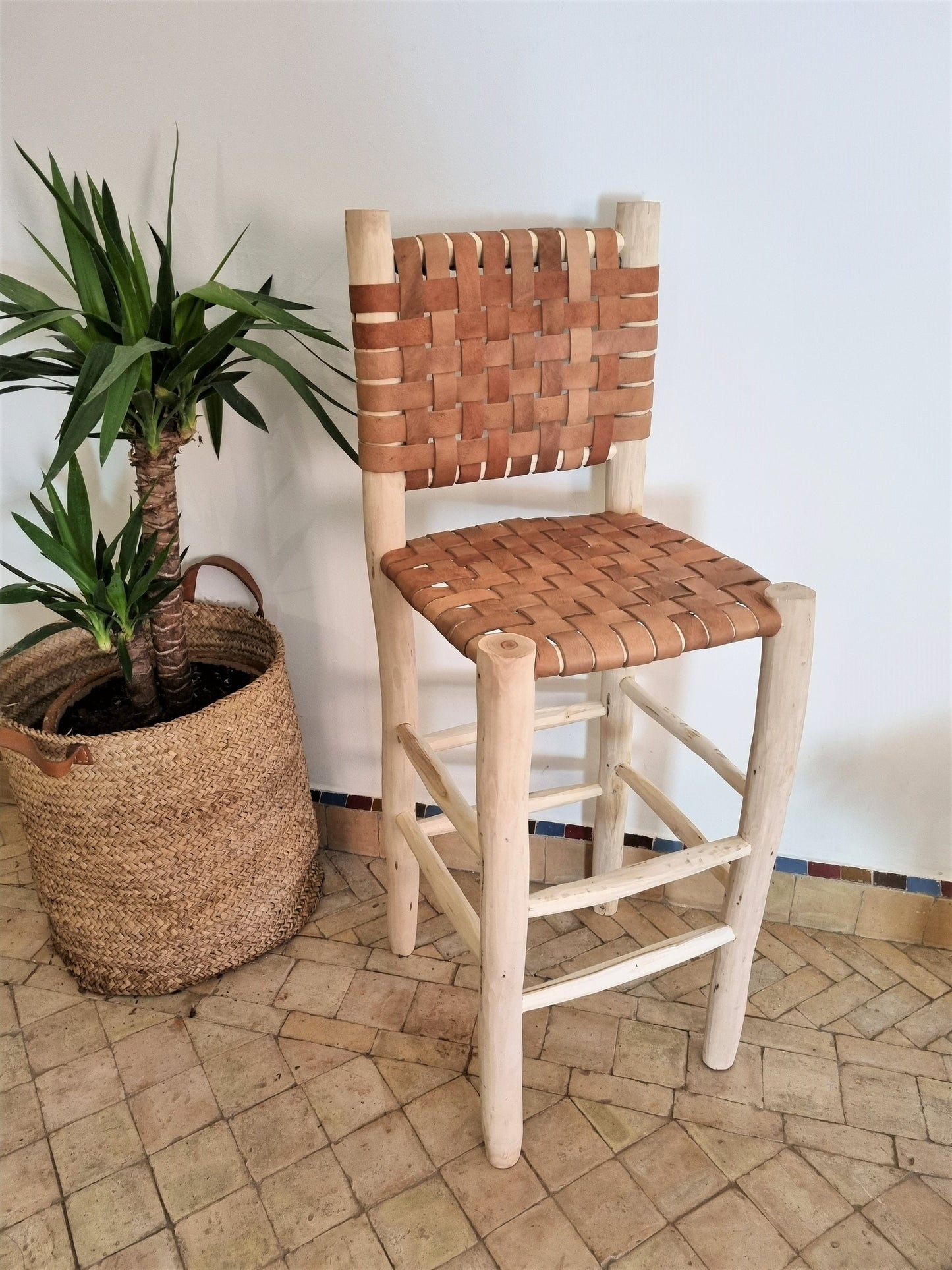 Tabouret de bar cuir camel bois marocain - Vue de côté