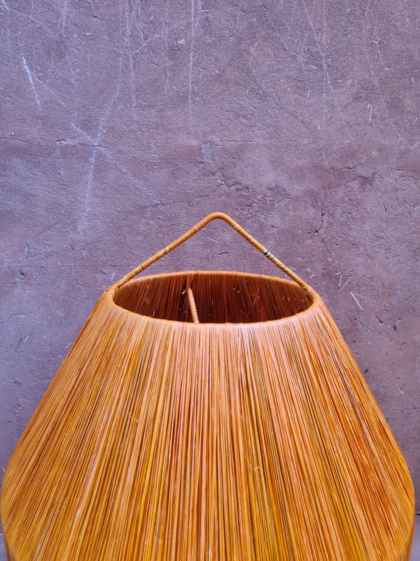 Éclairage artisanal en suspension raphia