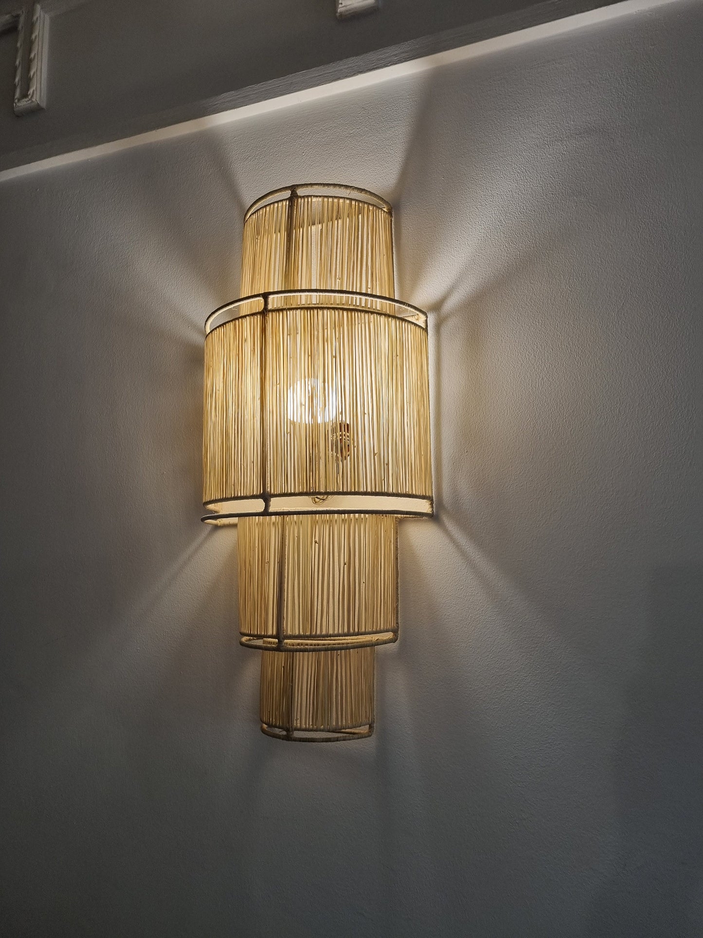 Luminaire mural en matériau naturel.