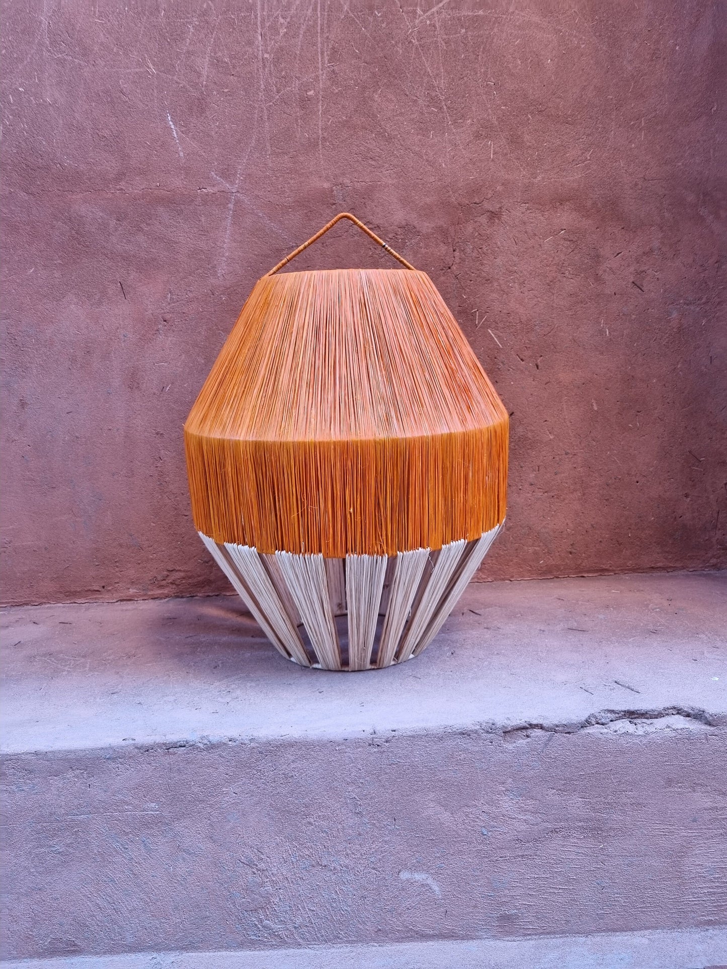 Suspension lumineuse en raphia