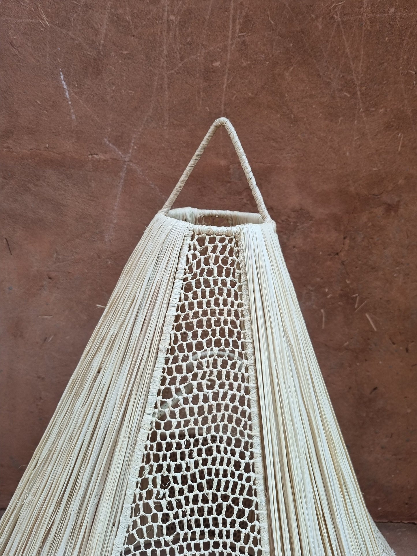Spacieux luminaire suspendu rustique, de 70 cm de diamètre, apportant le charme rustique à n'importe quelle pièce.