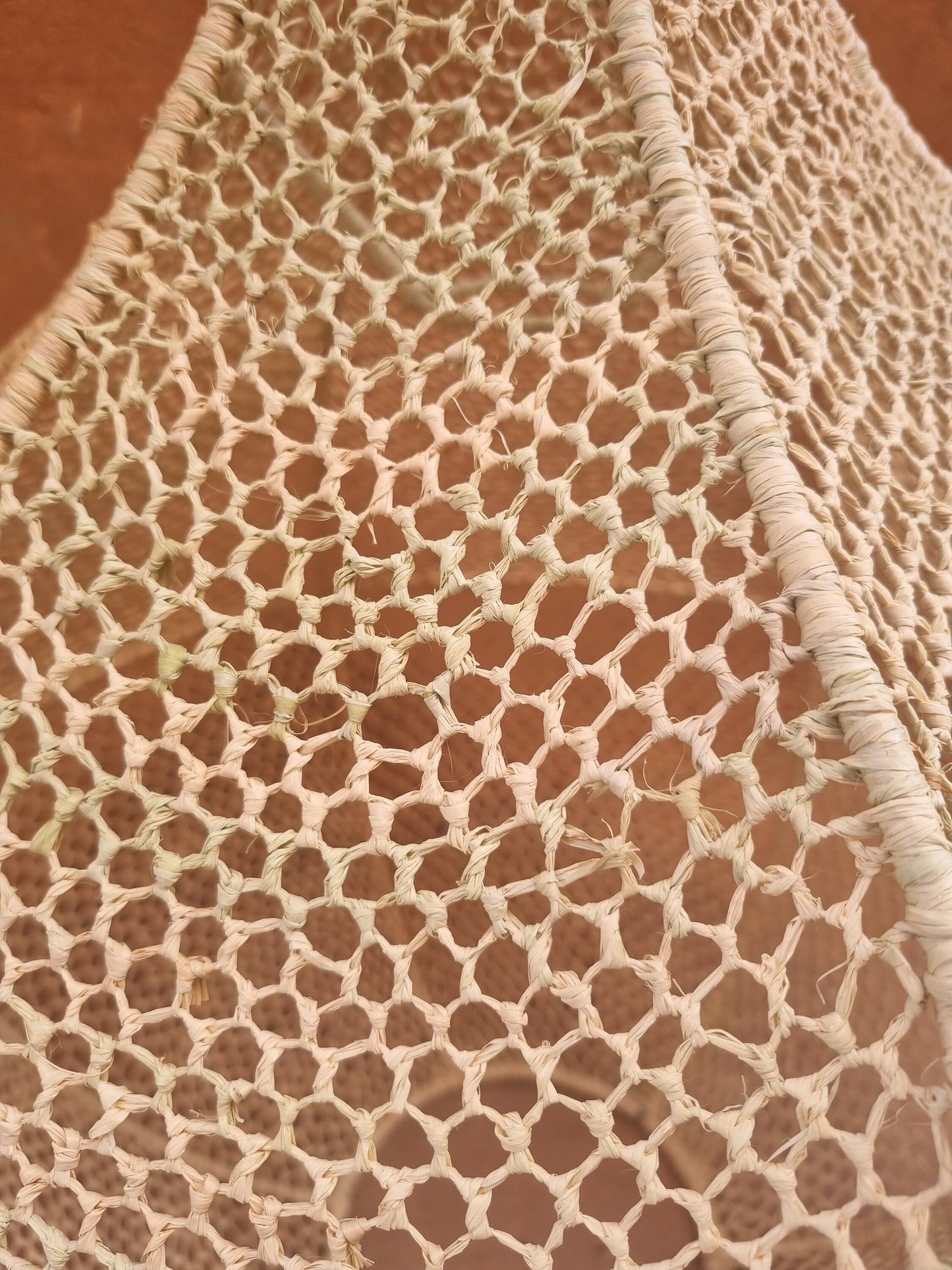 Éclairage plafonnier rustique avec motif en dentelle